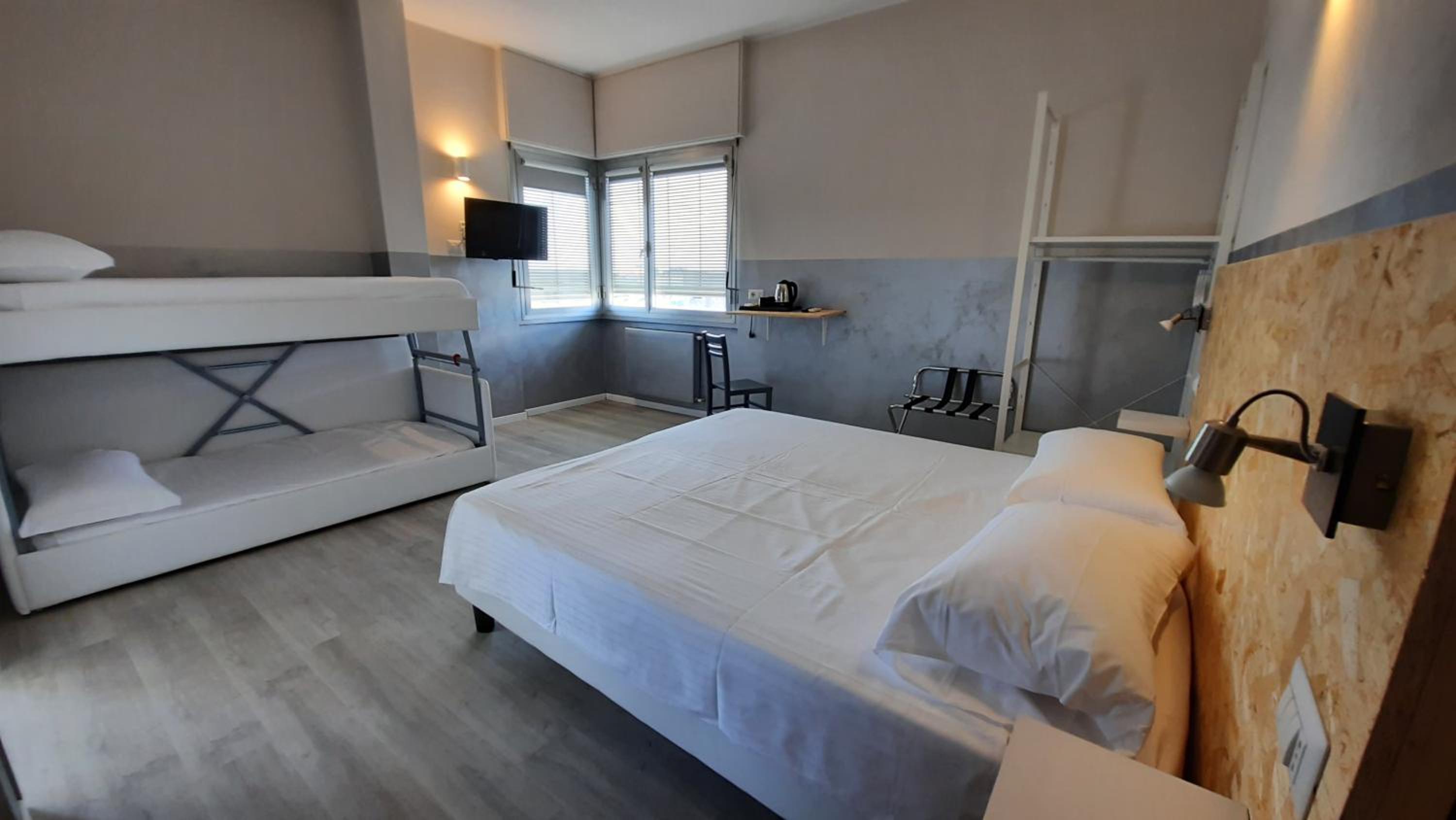 Quadruple Room with Private Bathroom - Photo 1
