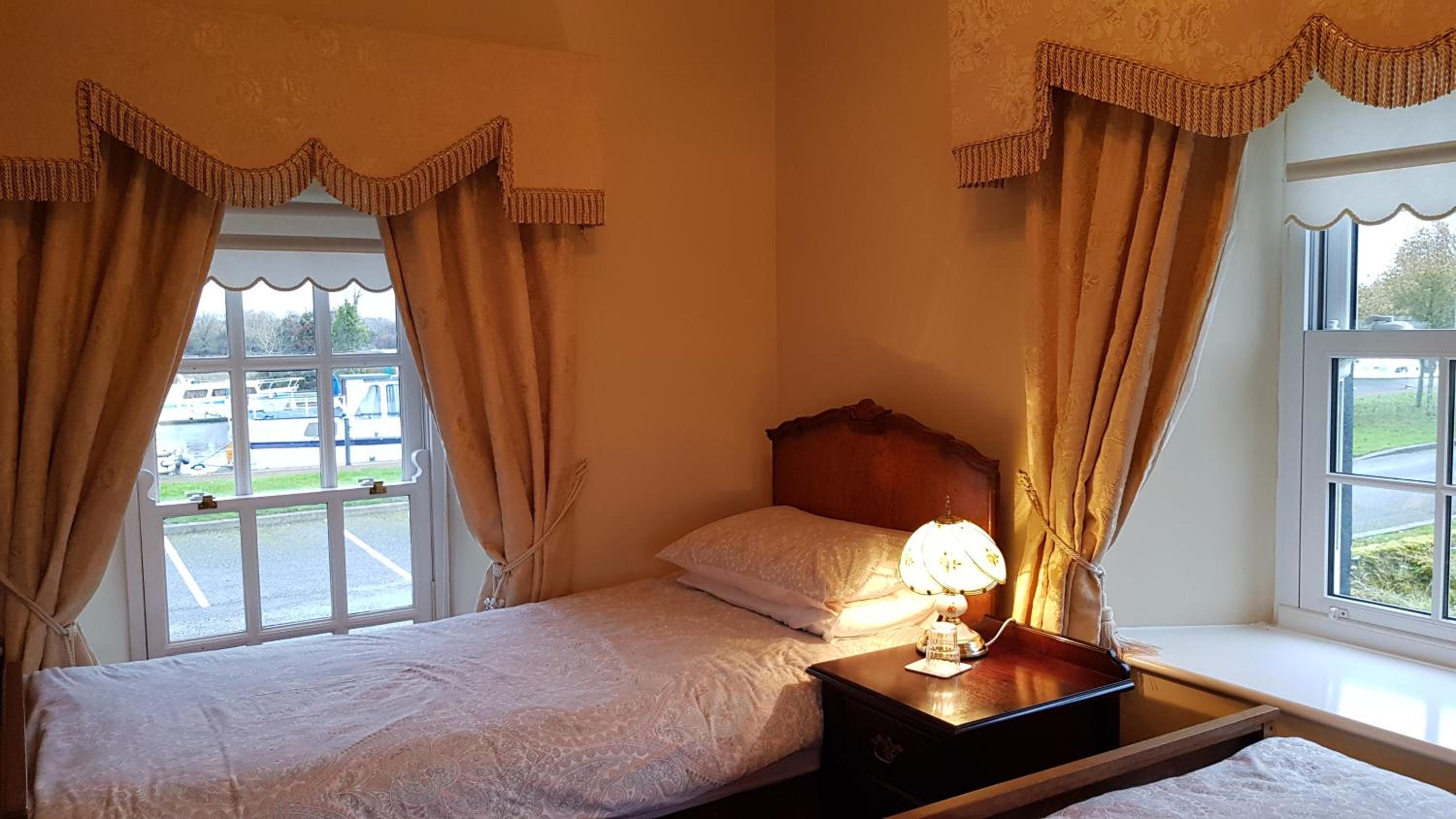 Twin Room - Photo 3