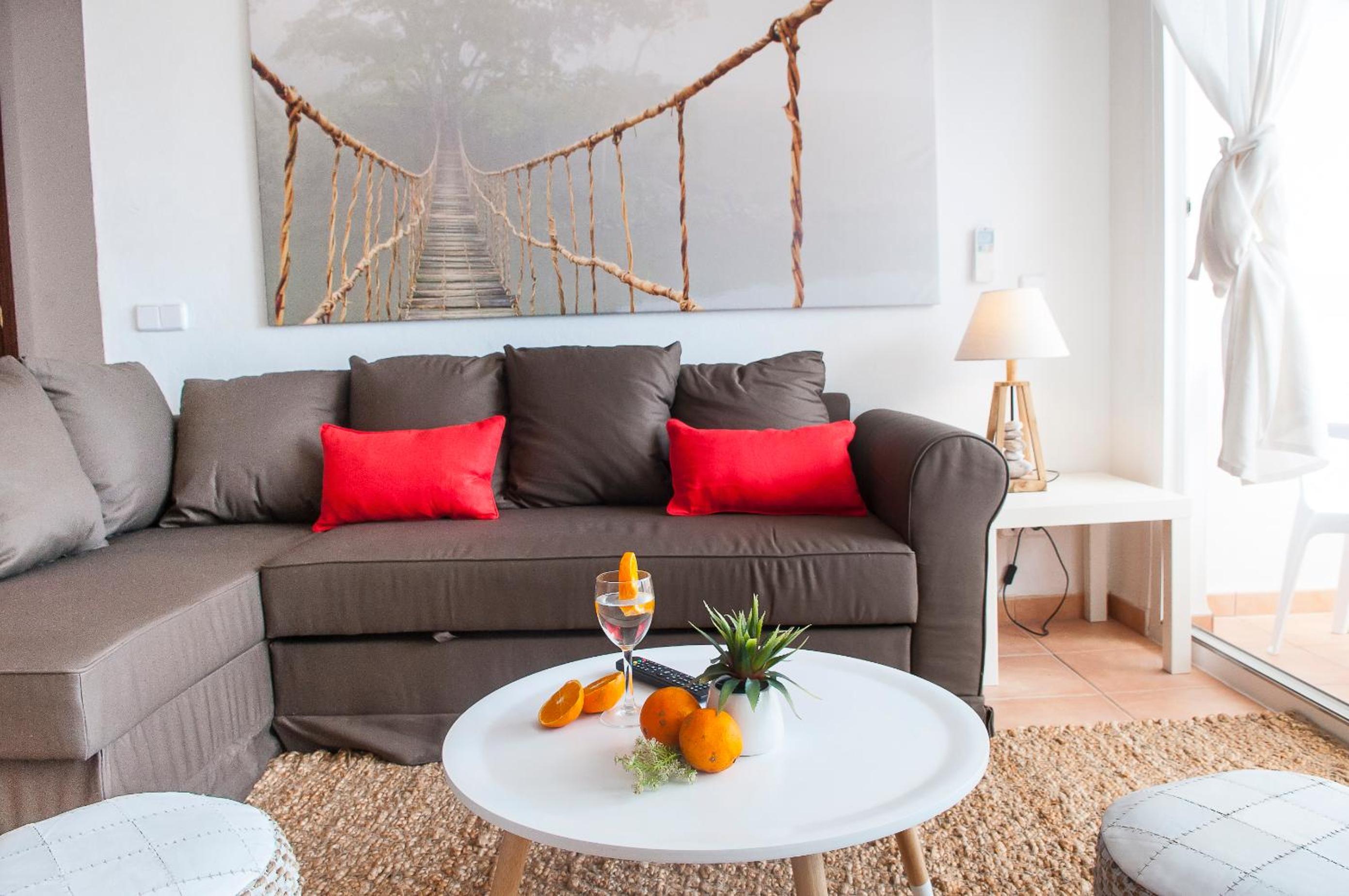 Apartamento de dos habitaciones con balcón y vista al mar