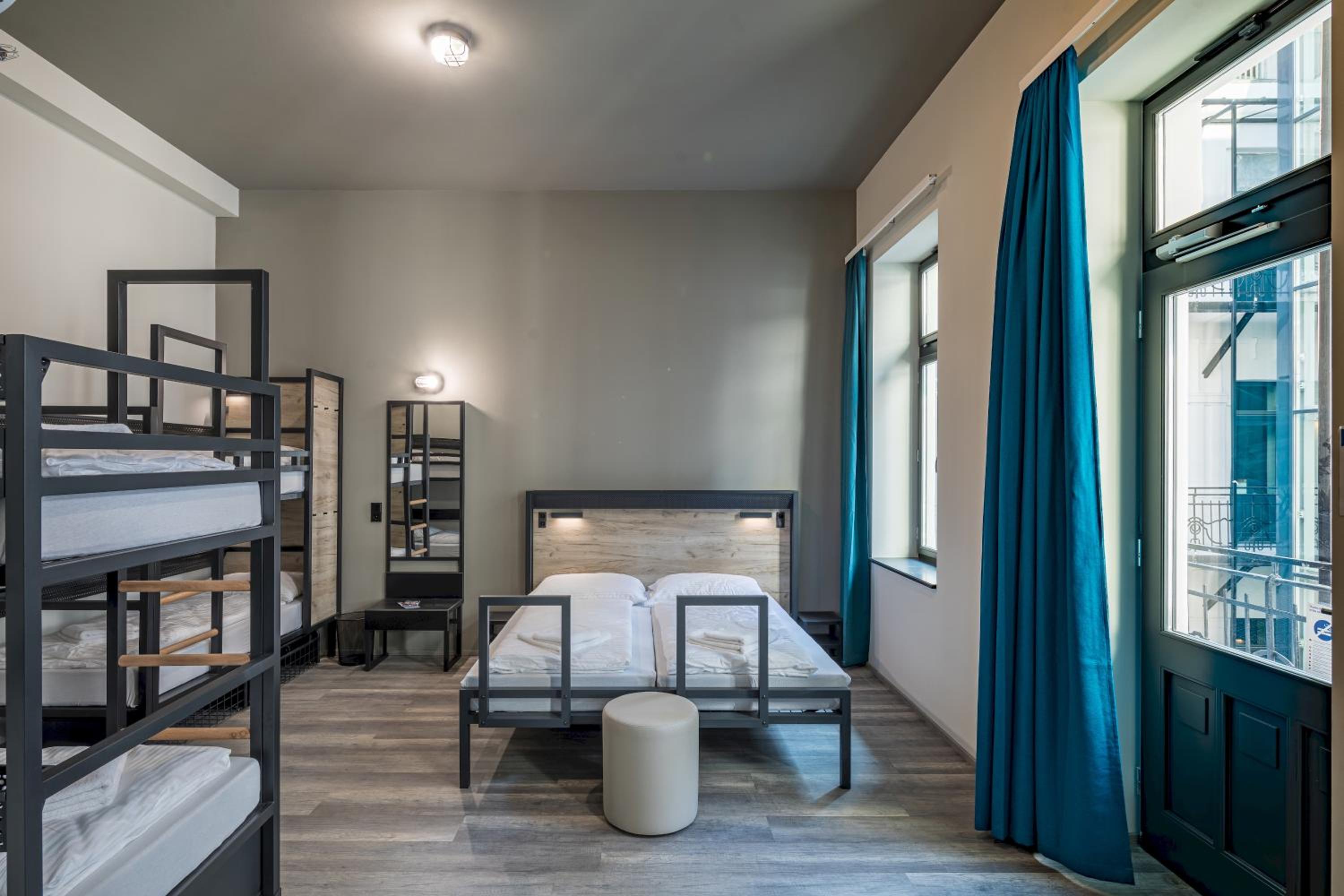 Six-Bed Room - Photo 8
