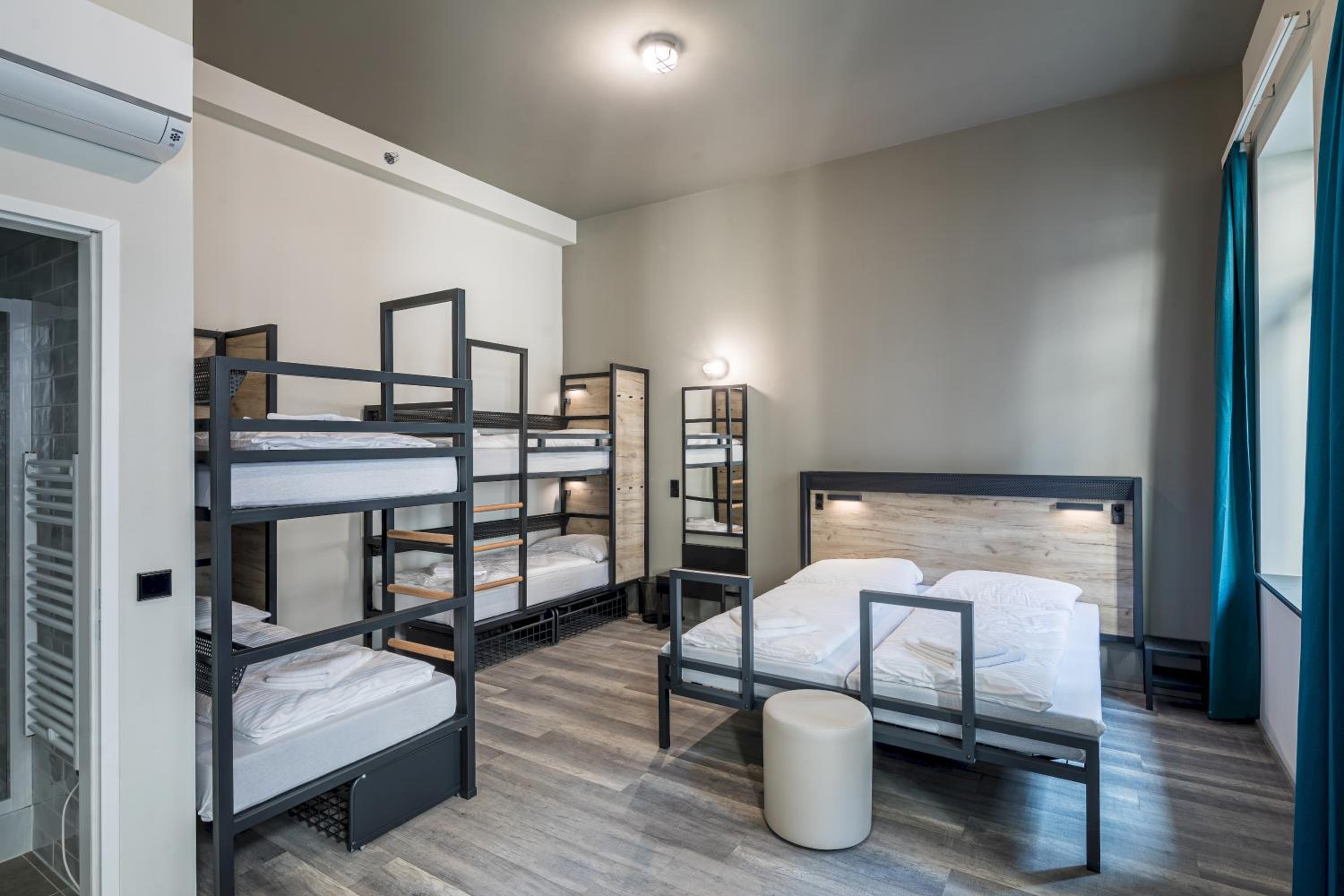 Six-Bed Room - Photo 6
