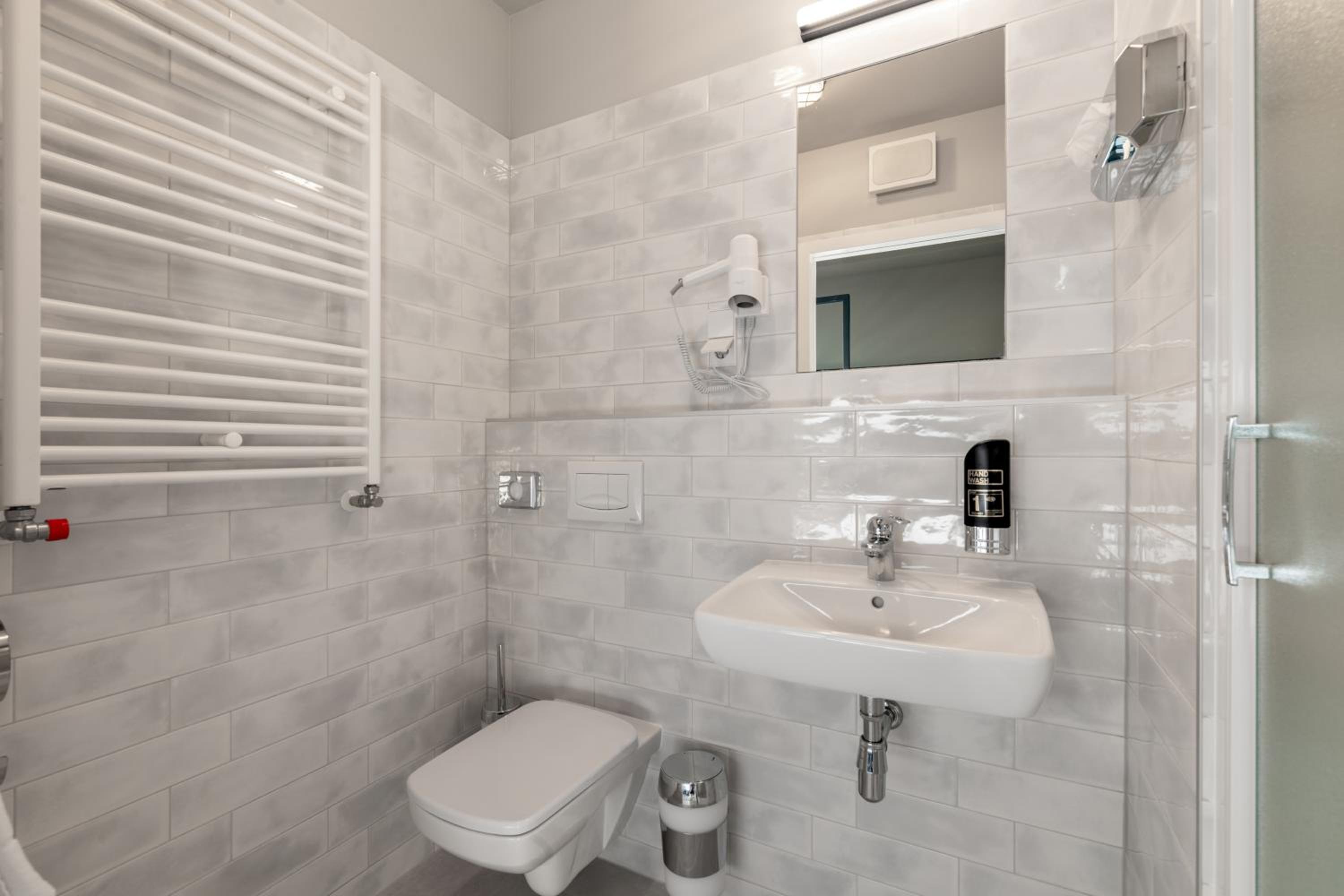 Twin Room - Photo 7