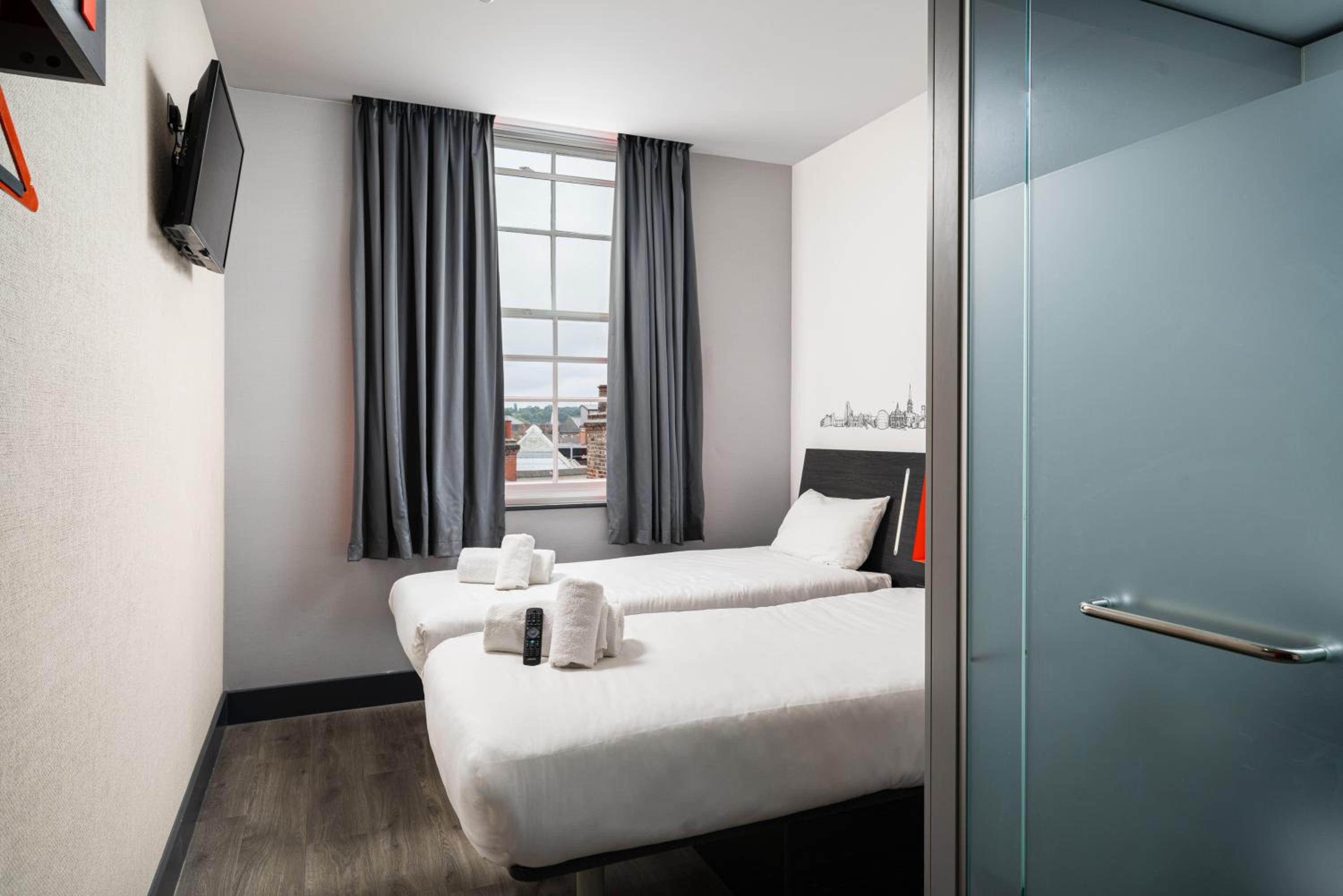 Twin Room with Window - Photo 1