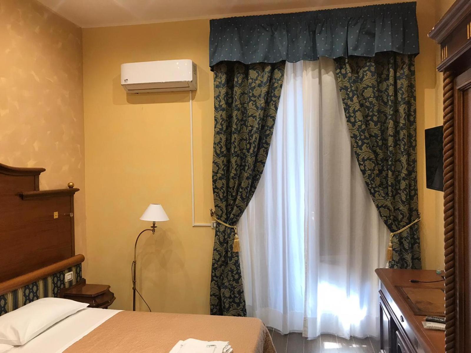 Double or Twin Room with Balcony - Photo 7