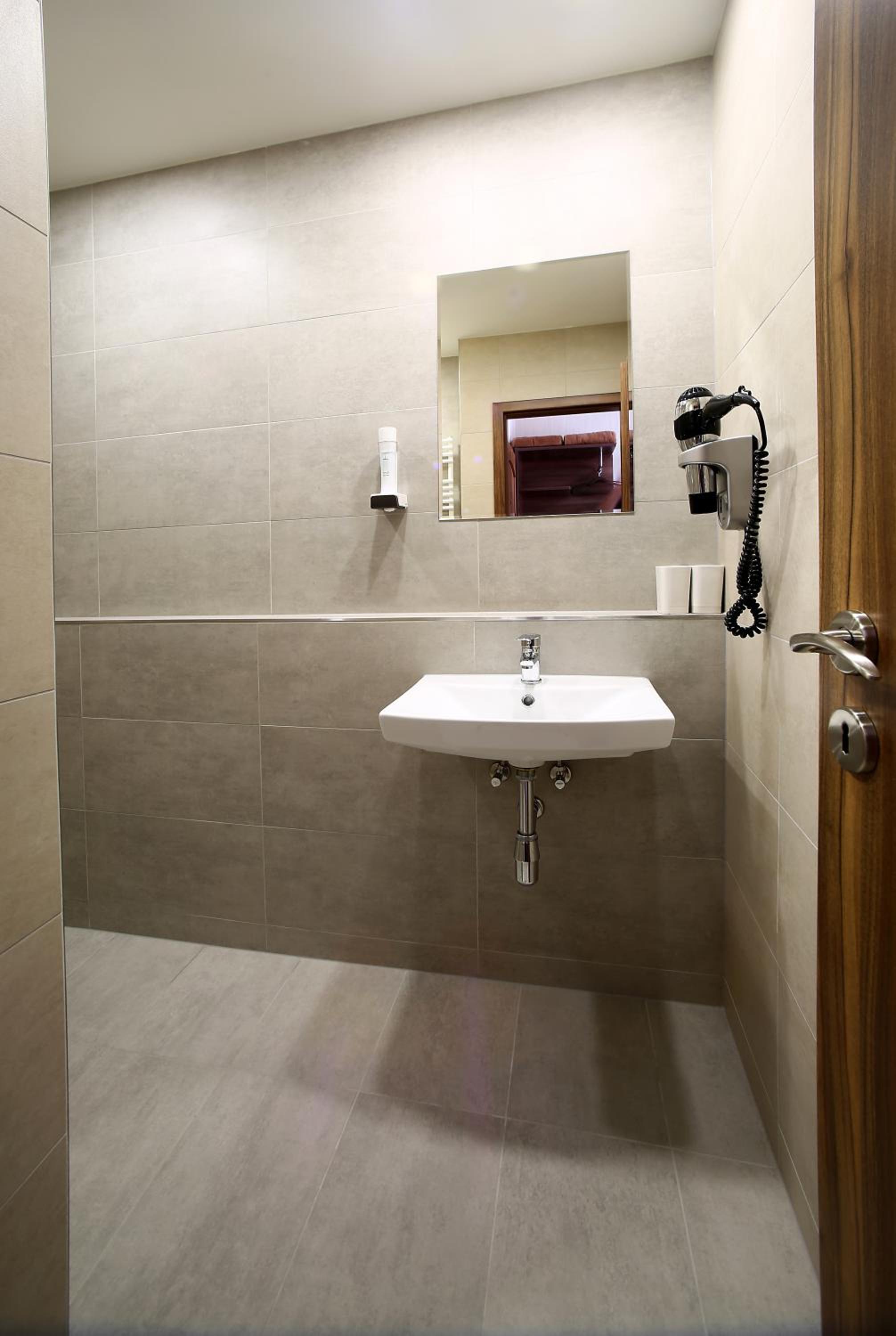Double Room with Balcony - Photo 4