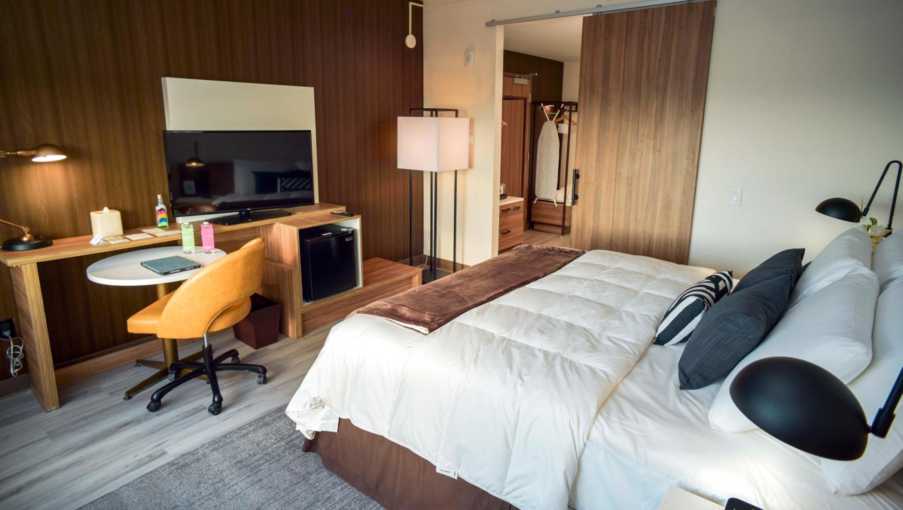 King Room - Non-Smoking - Photo 5