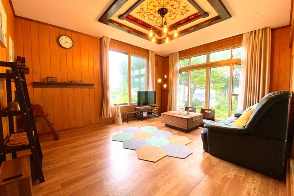 Five-Bedroom House - Photo 1