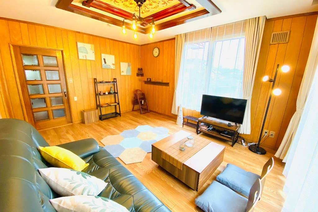 Five-Bedroom House - Photo 26