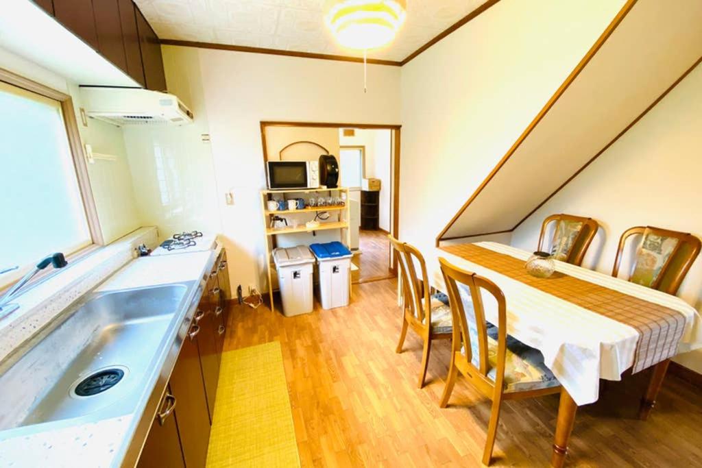 Five-Bedroom House - Photo 15