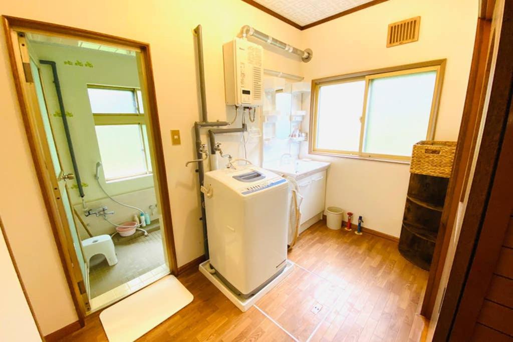 Five-Bedroom House - Photo 9