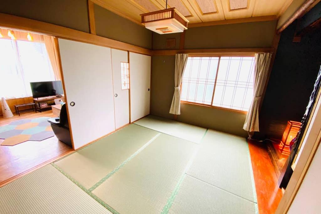 Five-Bedroom House - Photo 7