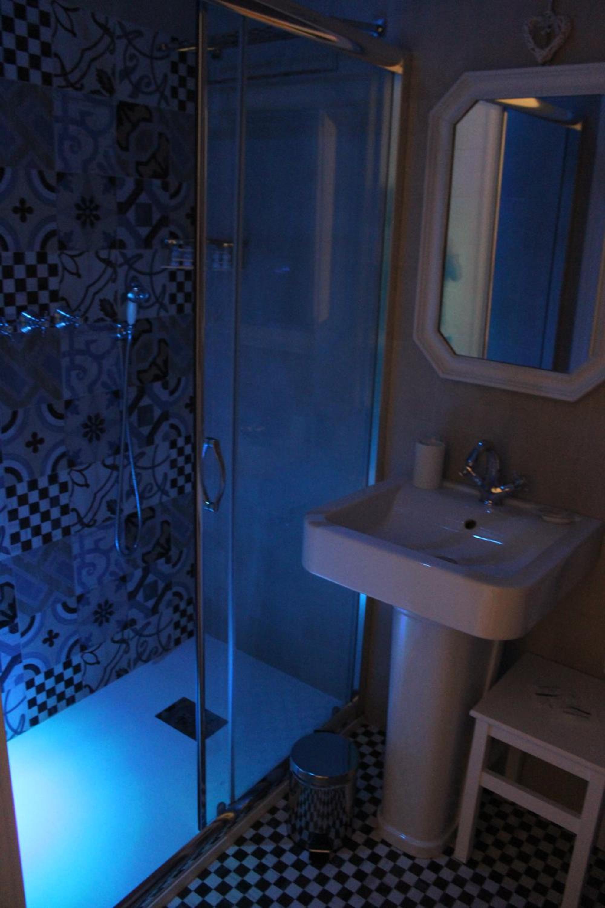 Triple Room with Private Bathroom - Photo 14