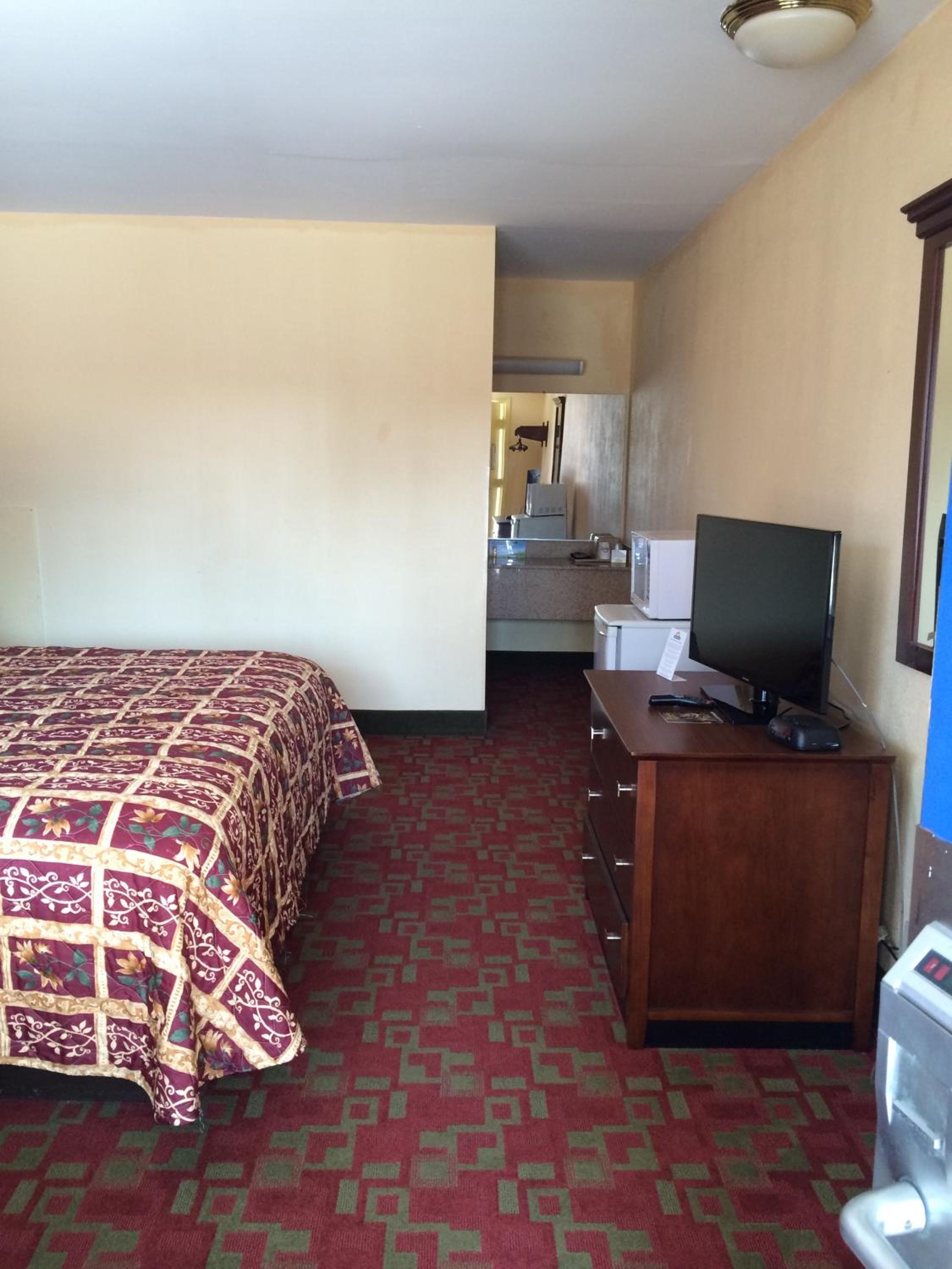 King Room - Non-Smoking - Photo 3