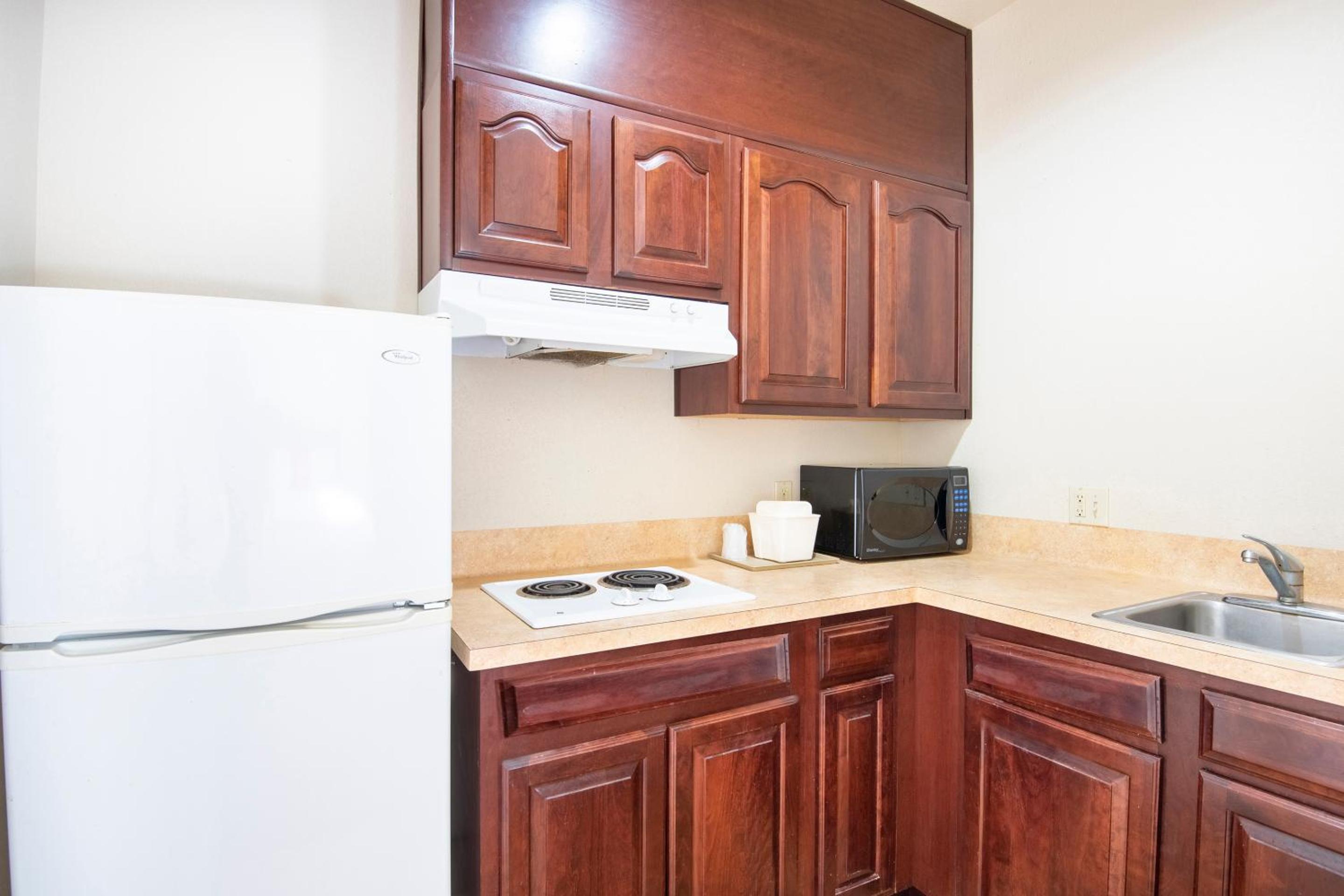 Full Bed Accessible with kitchenette Non-Smoking - Photo 7