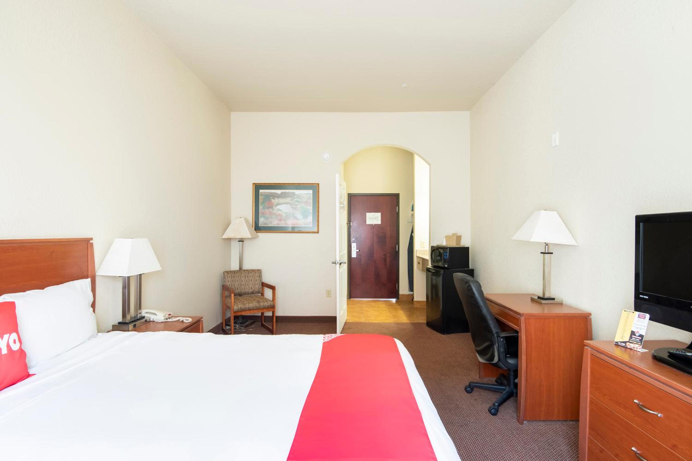 Queen Room - Disability Access - Photo 6