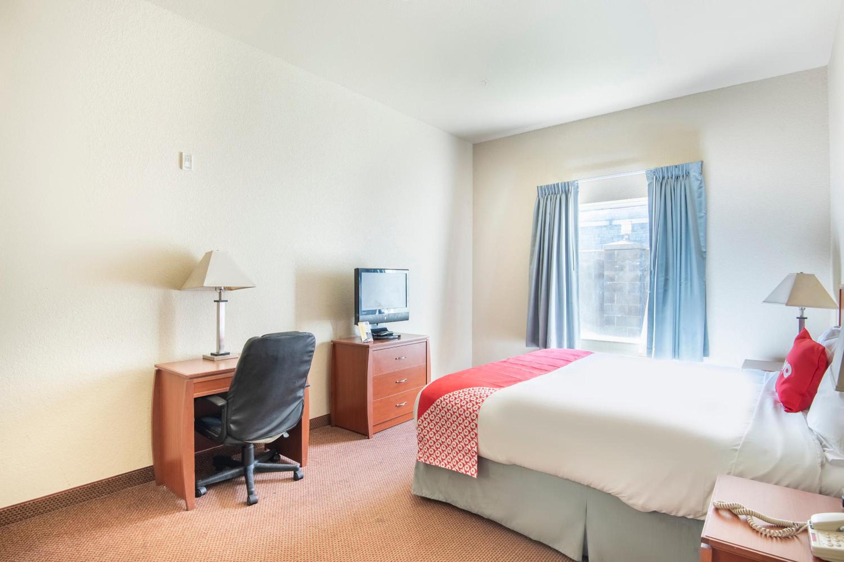 Queen Room - Disability Access - Photo 5