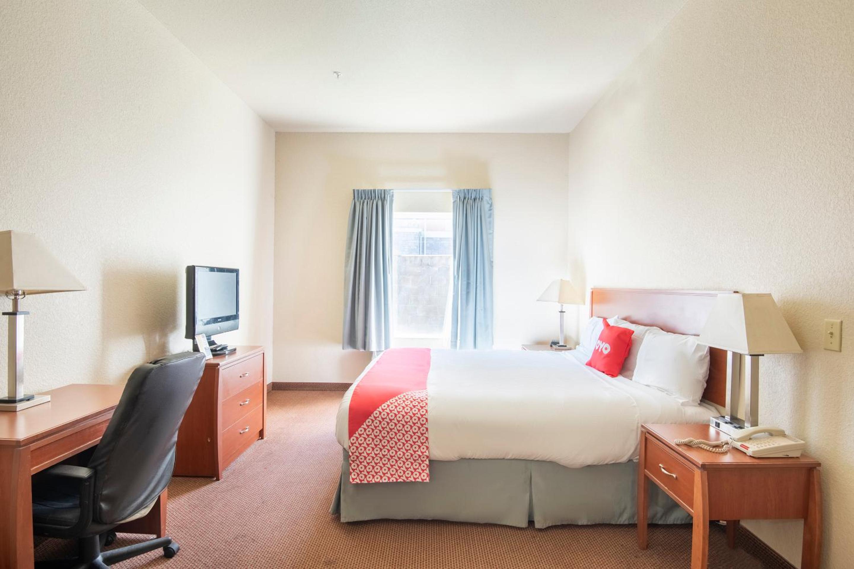 Queen Room - Disability Access - Photo 1