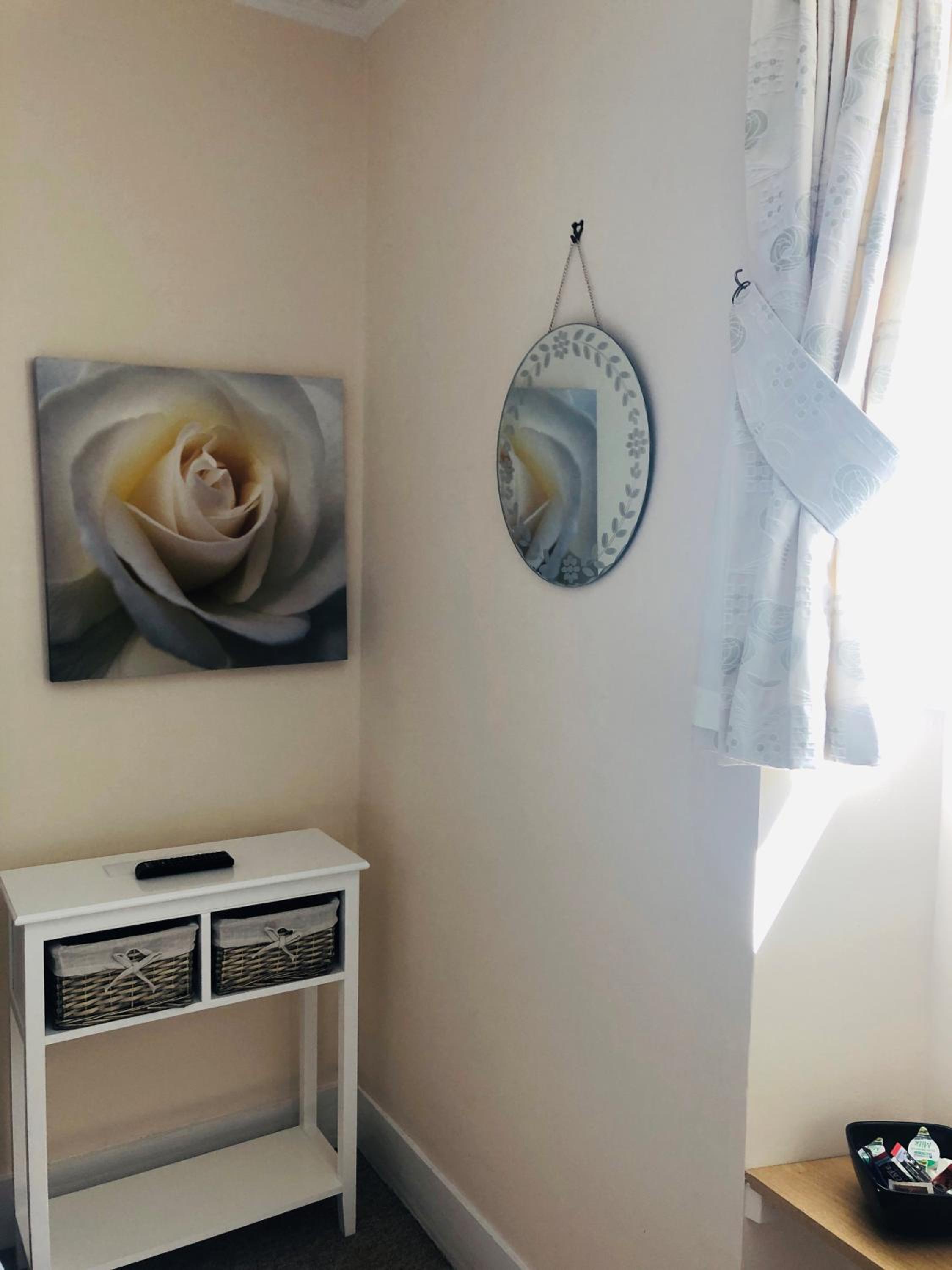 Single Room with Private Bathroom photo 2