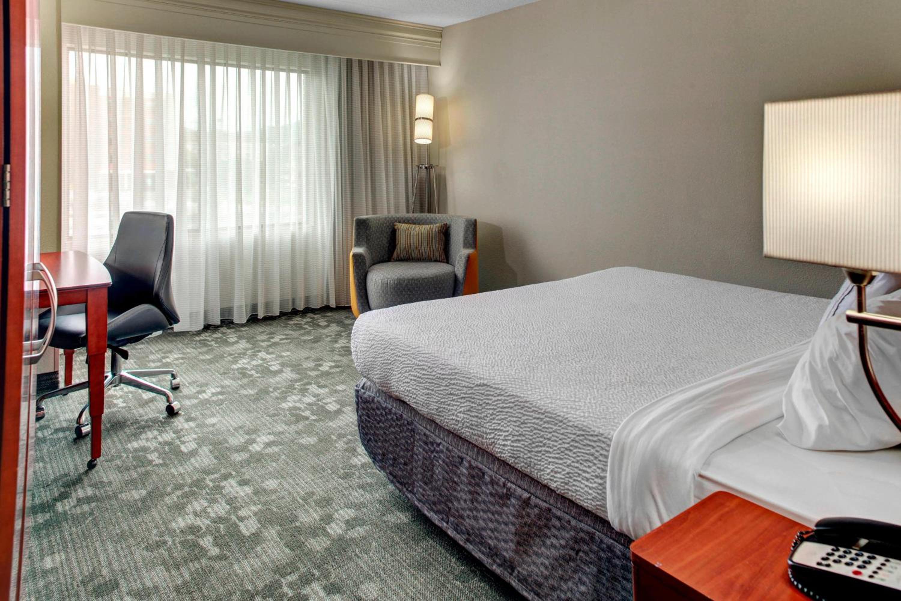 King Room with Bathtub - Mobility Access/Hearing Accessible