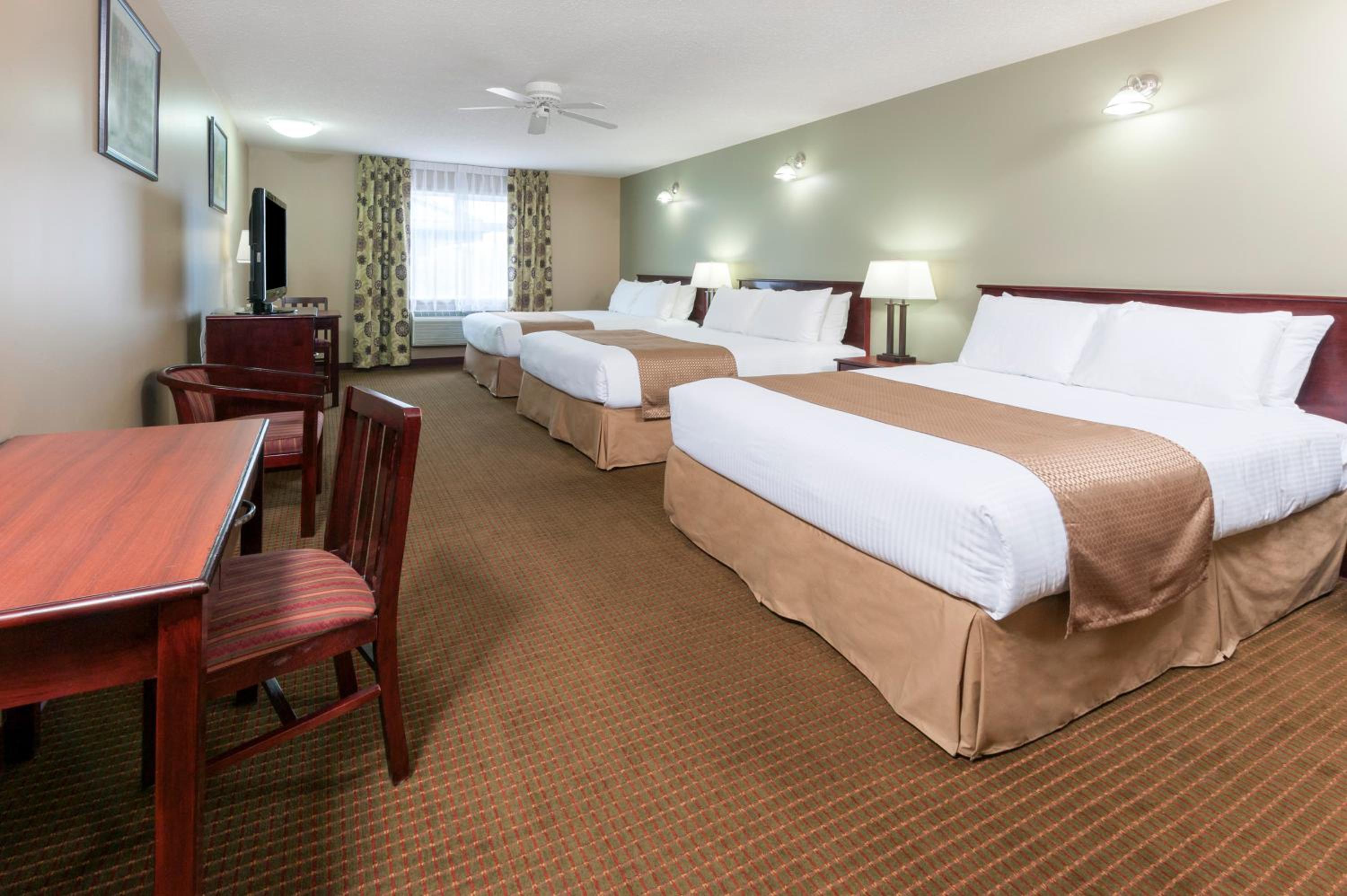 Queen Suite with Three Queen Beds - Non-Smoking - Photo 1