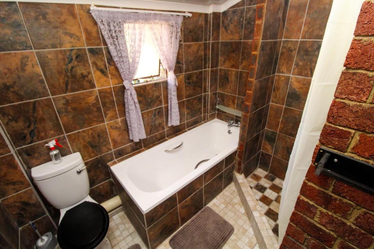 Queen Room photo 3