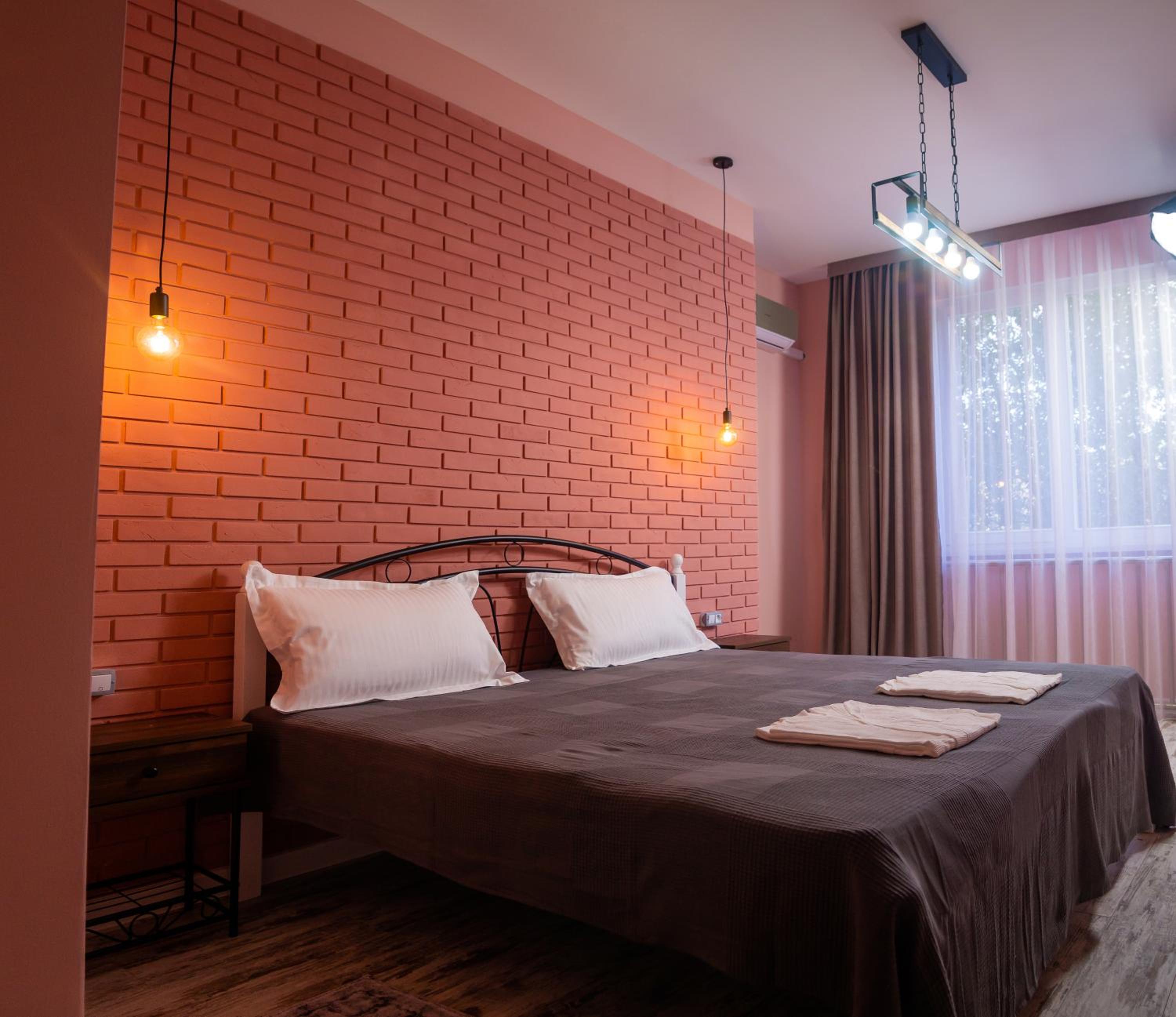 Large Double Room - Photo 5