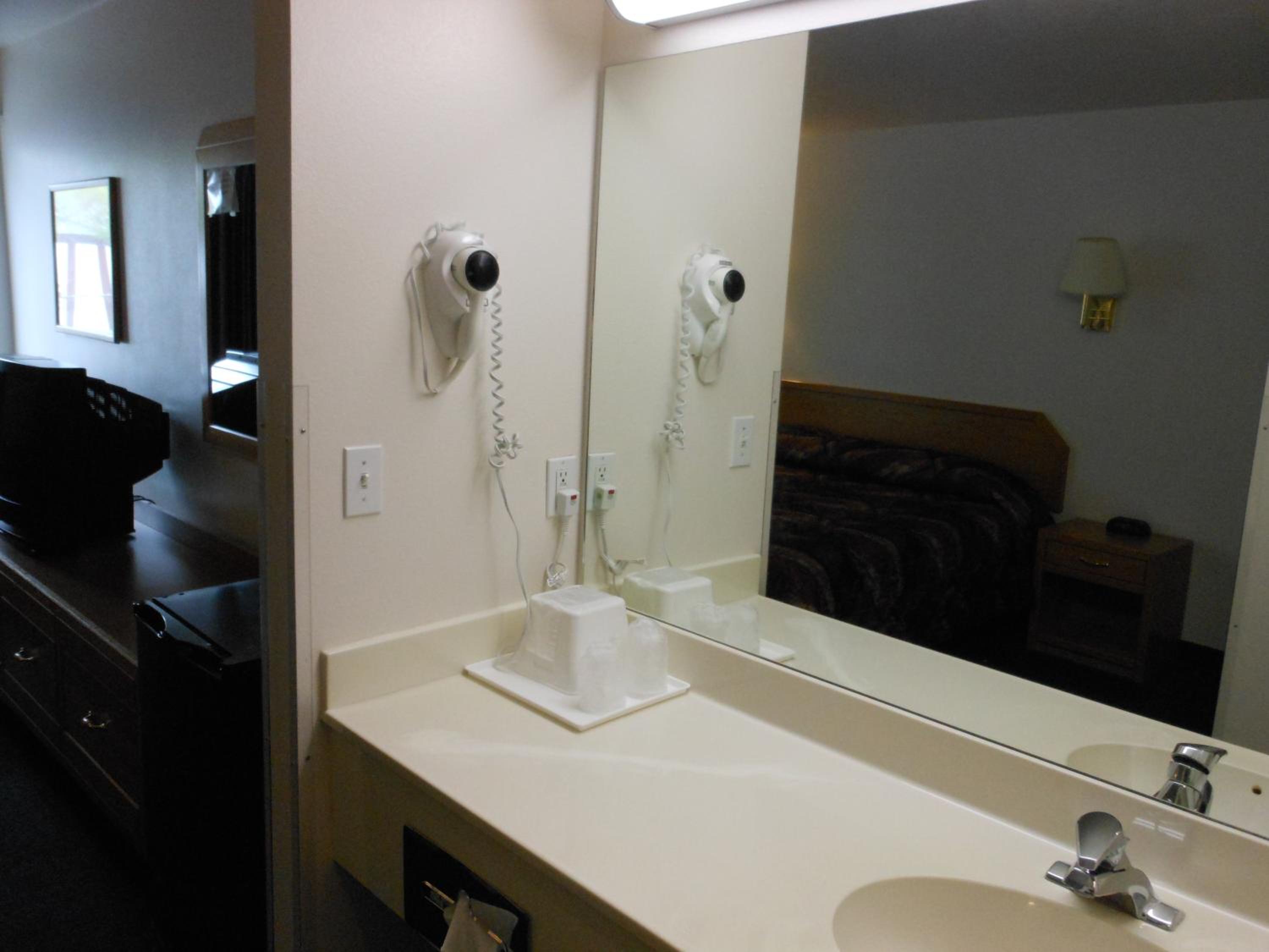 Queen Room with Two Queen Beds - Non-Smoking - Photo 2