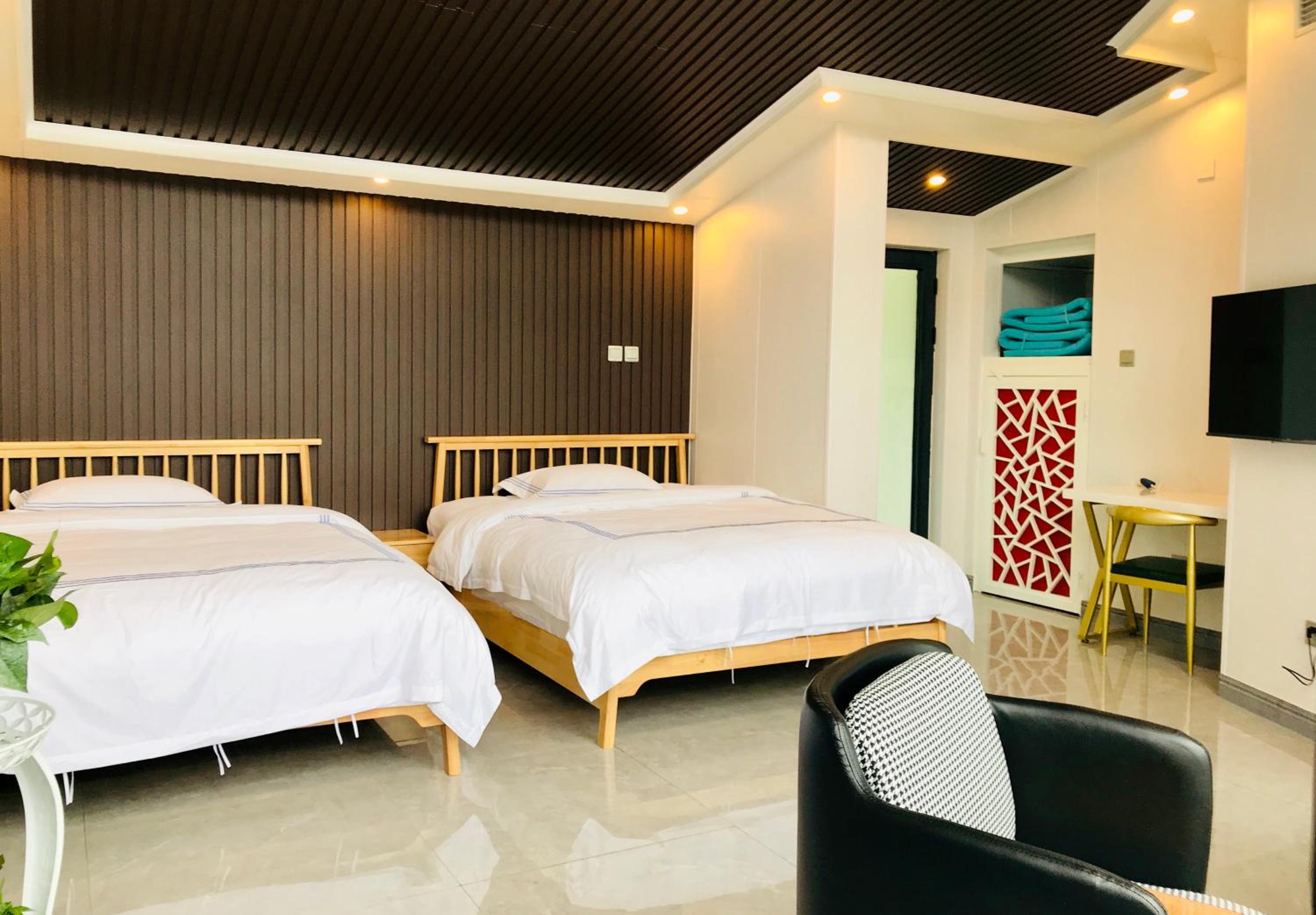 Superior Twin Room with Great Wall View photo 2