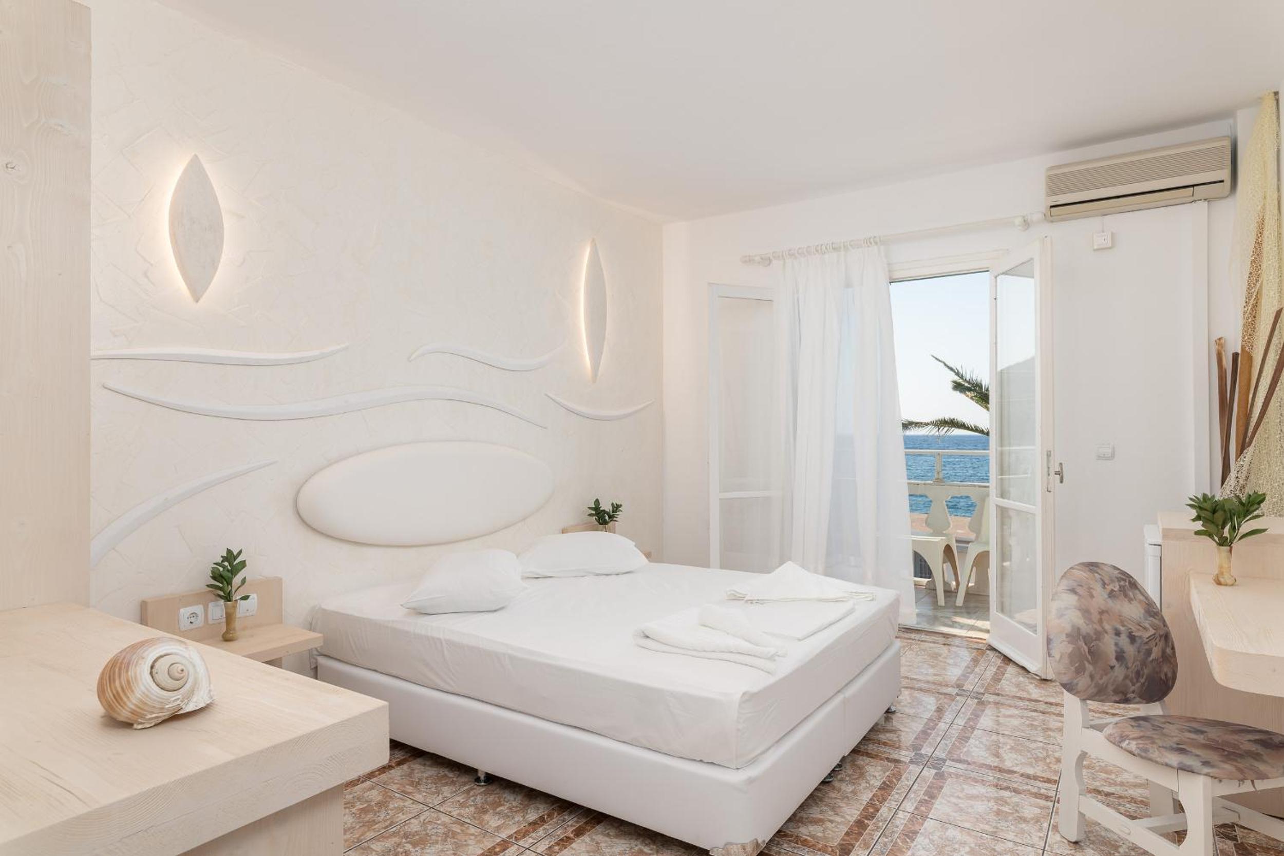 Double or Twin Room with Sea View photo 2