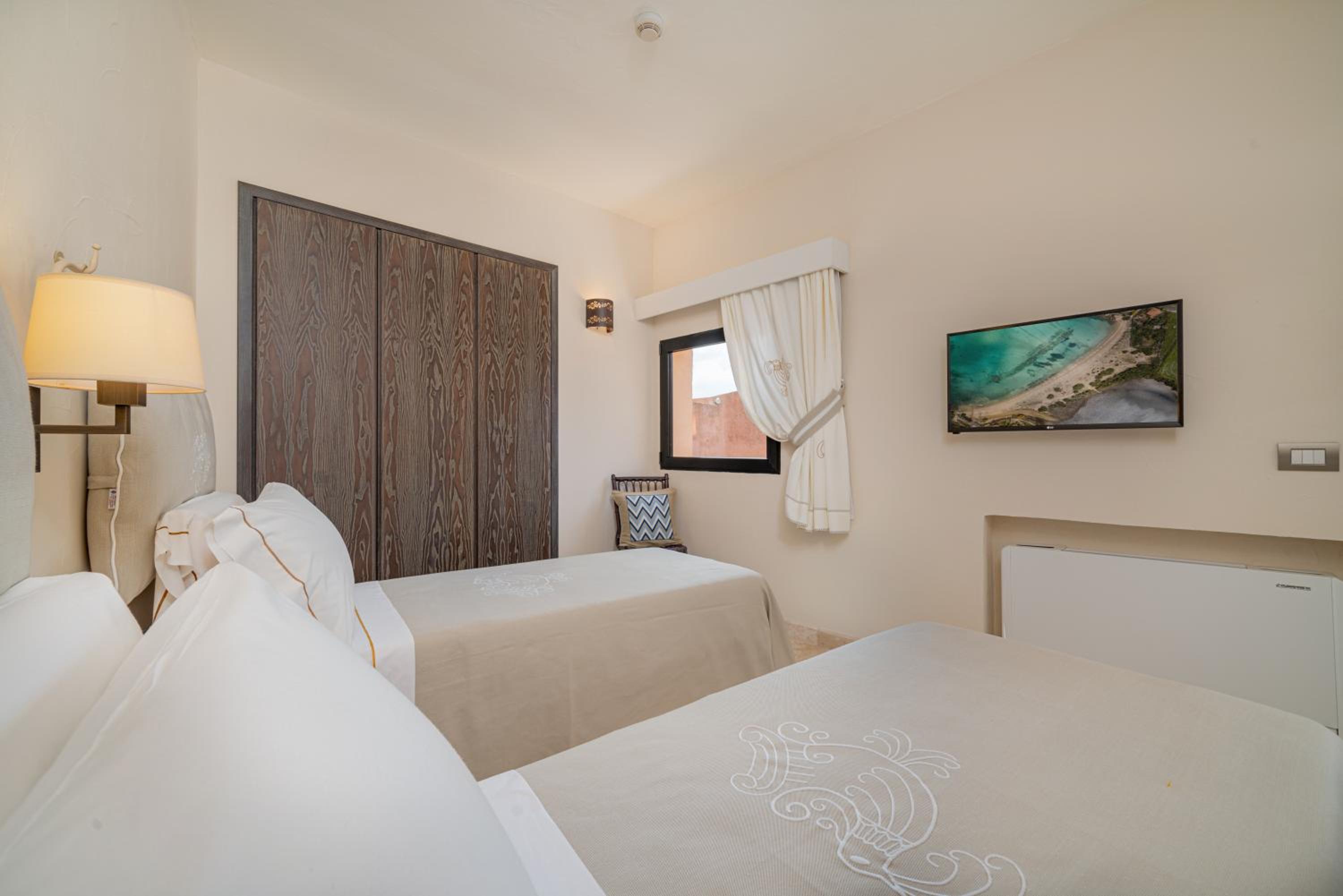 Prestige Two Bedroom Family Room with Partial Sea View - Photo 8