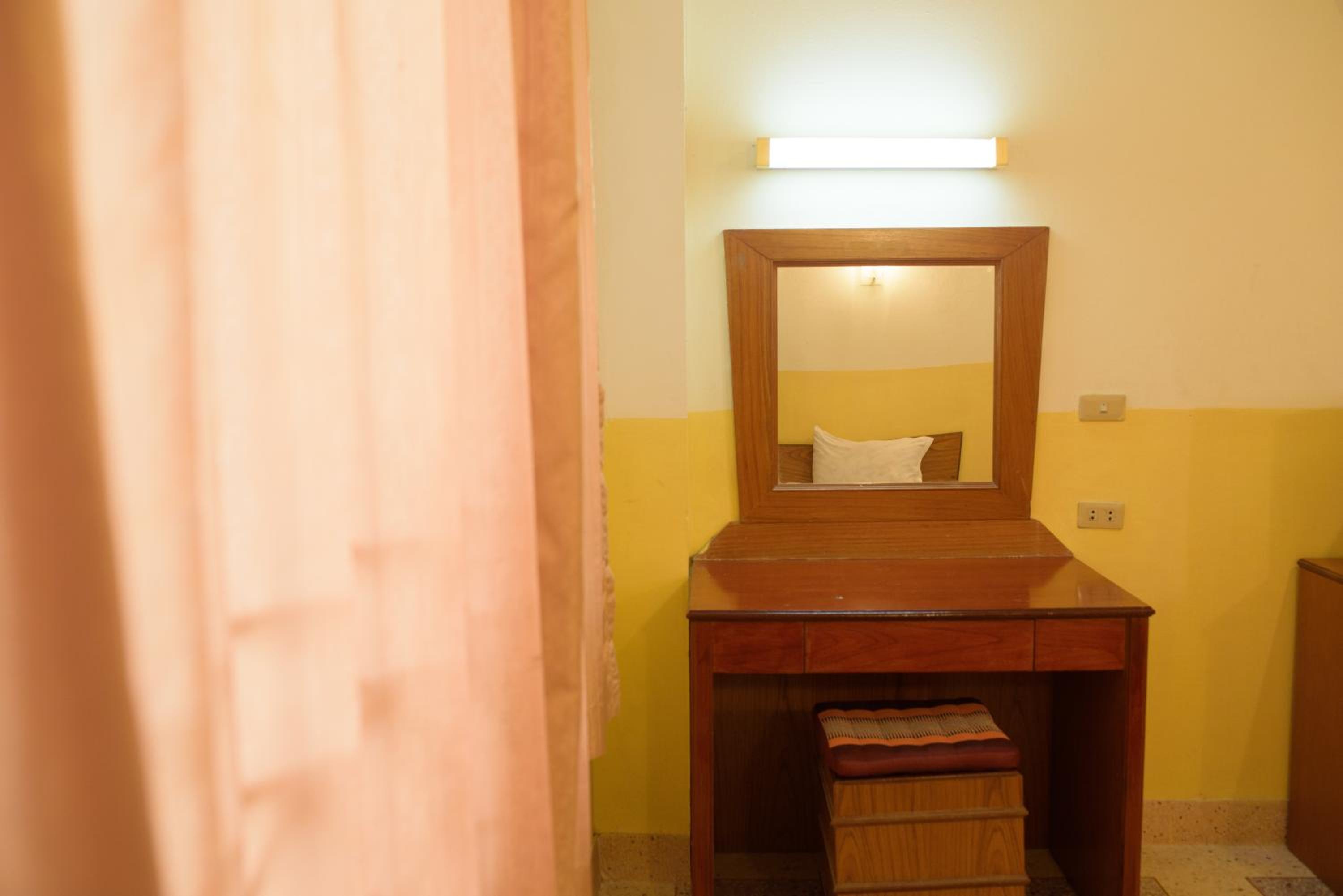 Standard Twin Room - Photo 9
