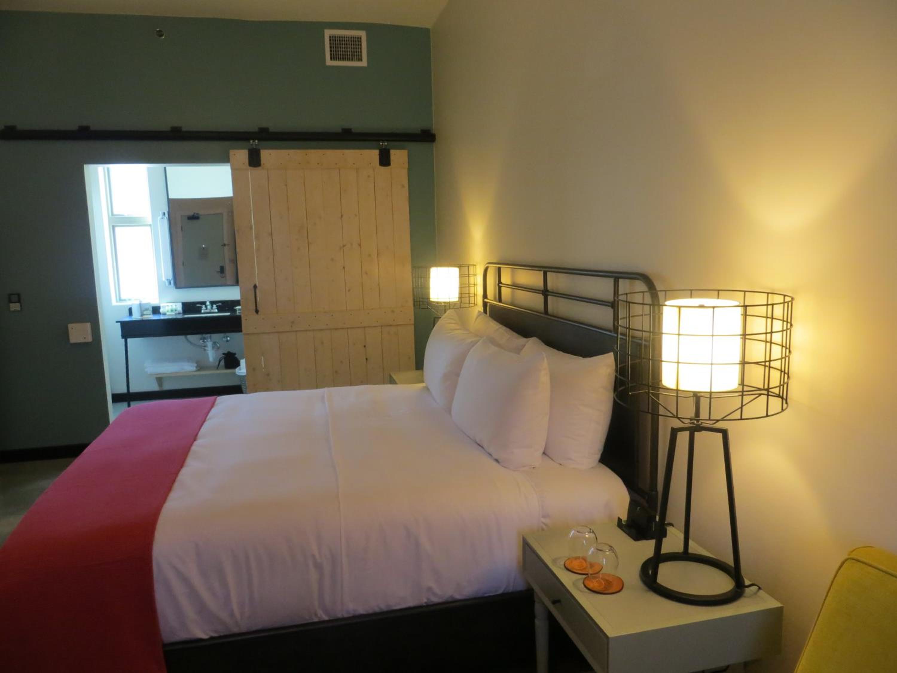 Deluxe King Room - Photo 2