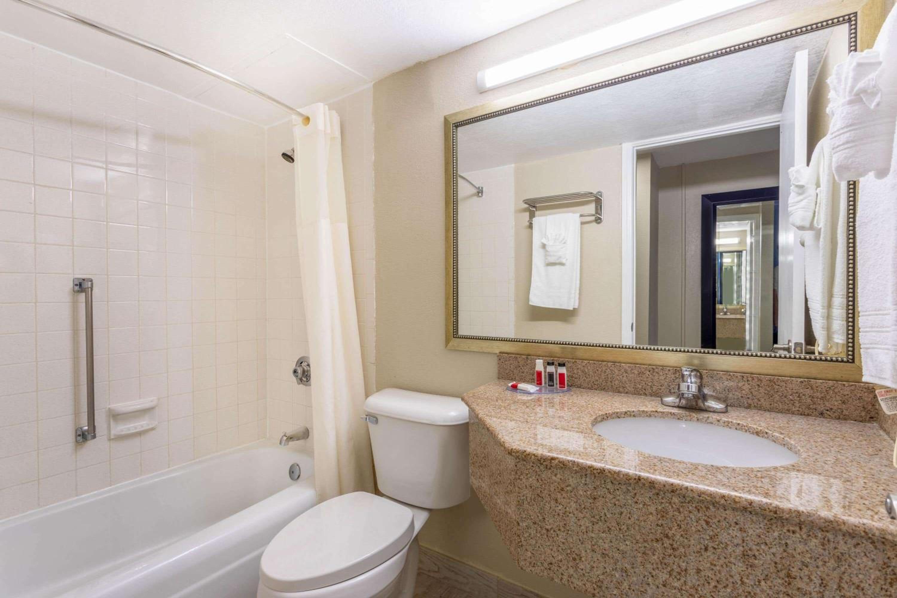 Queen Room with Two Queen Beds - Non-Smoking - Photo 4