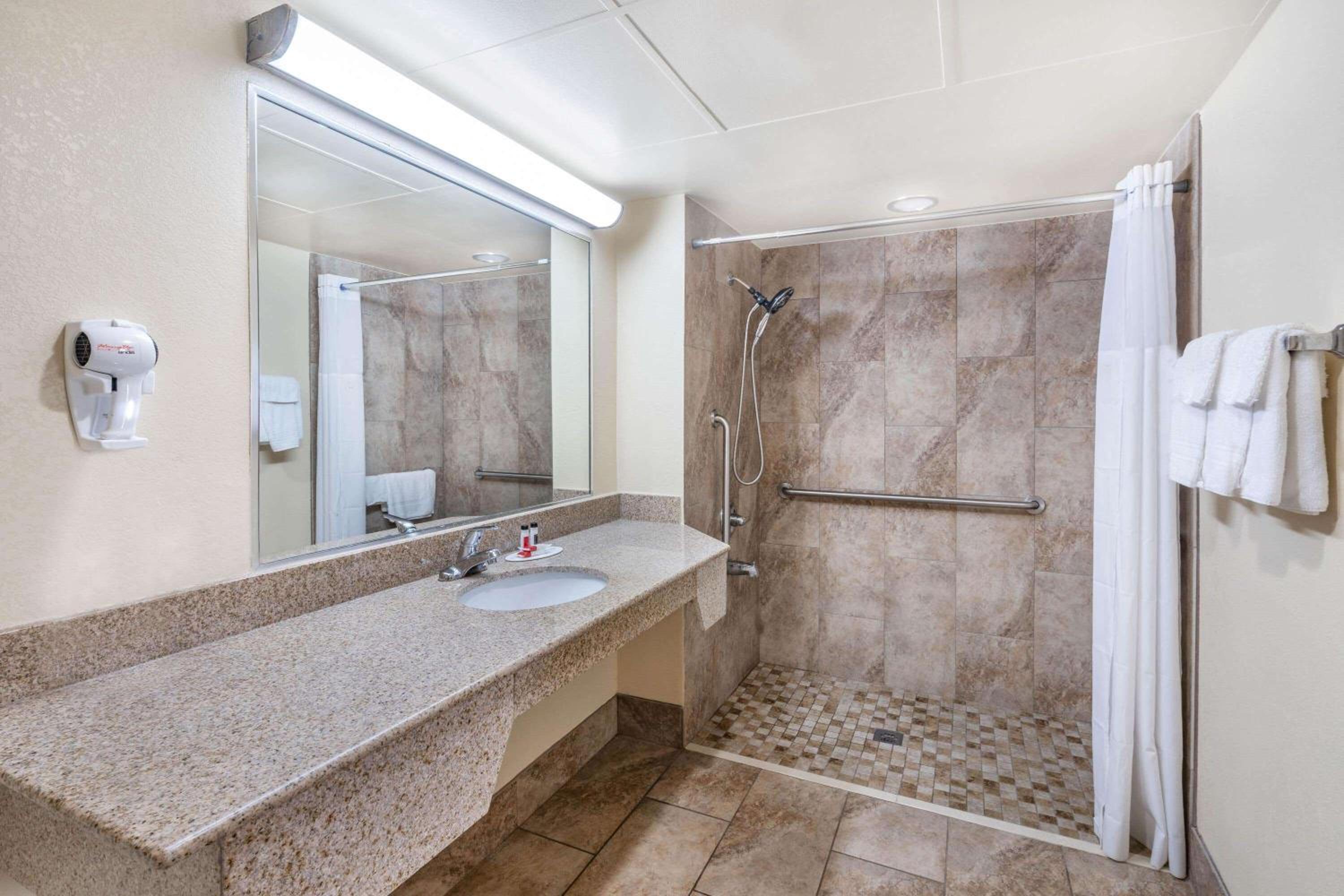 King Room - Disability Access/Non-Smoking - Photo 9
