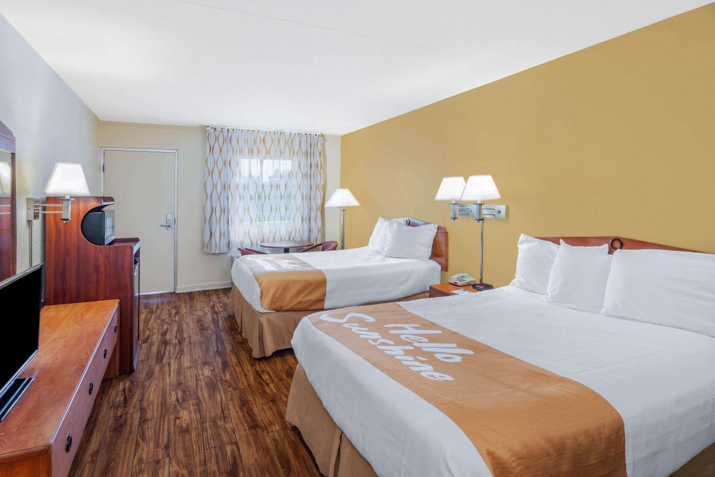 Double Room with Two Double Beds - Non-Smoking - Photo 3