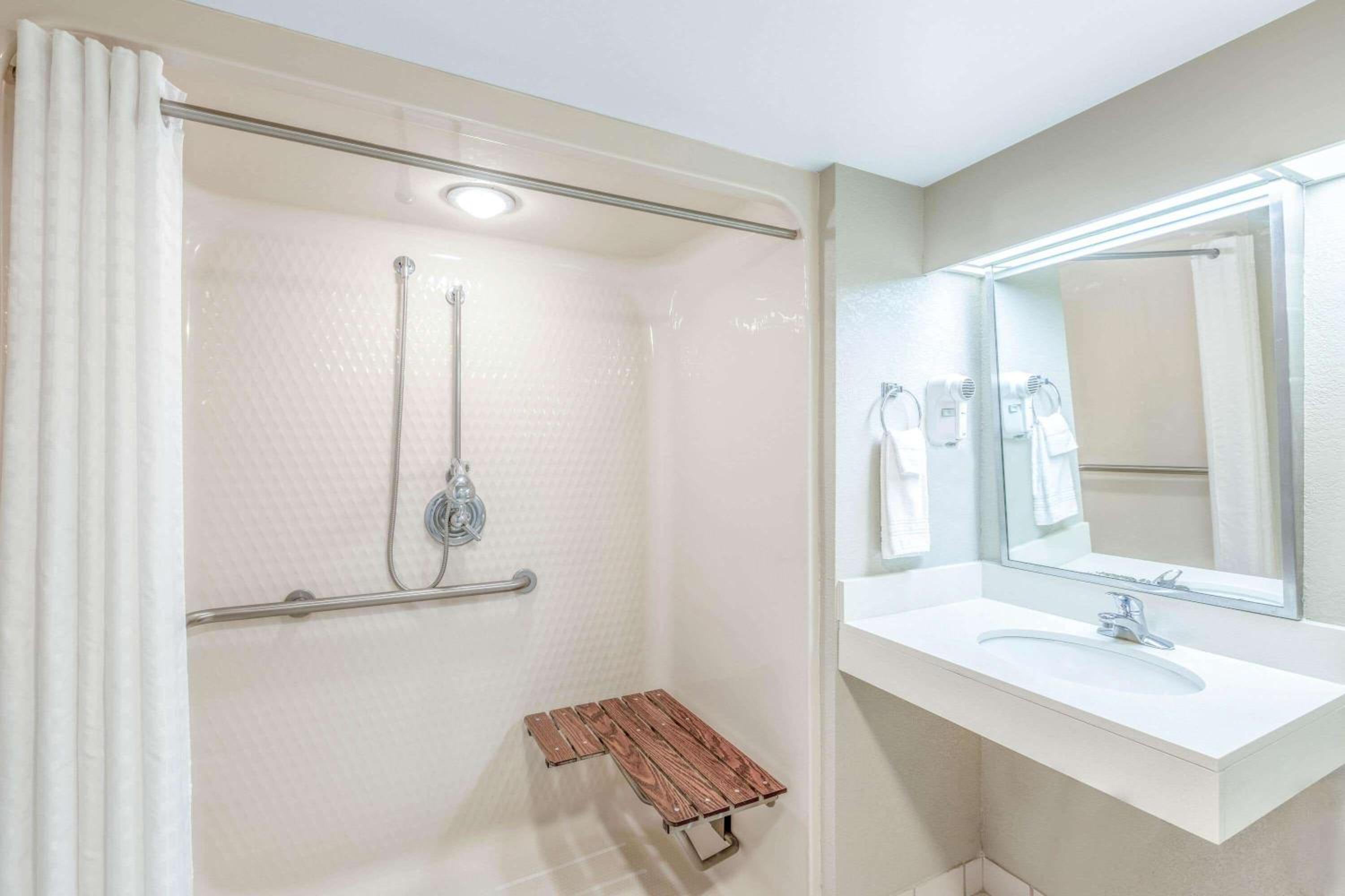 Double Room with Two Double Beds and Bath Tub - Mobility Accessible/Non-Smoking - Photo 4
