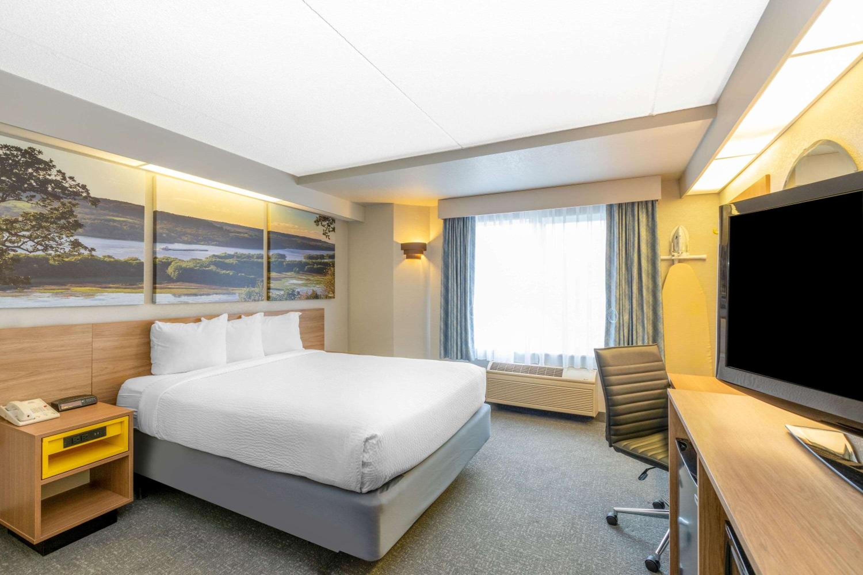 Queen Room with Bath Tub - Mobility Accessible/Non-Smoking - Photo 1