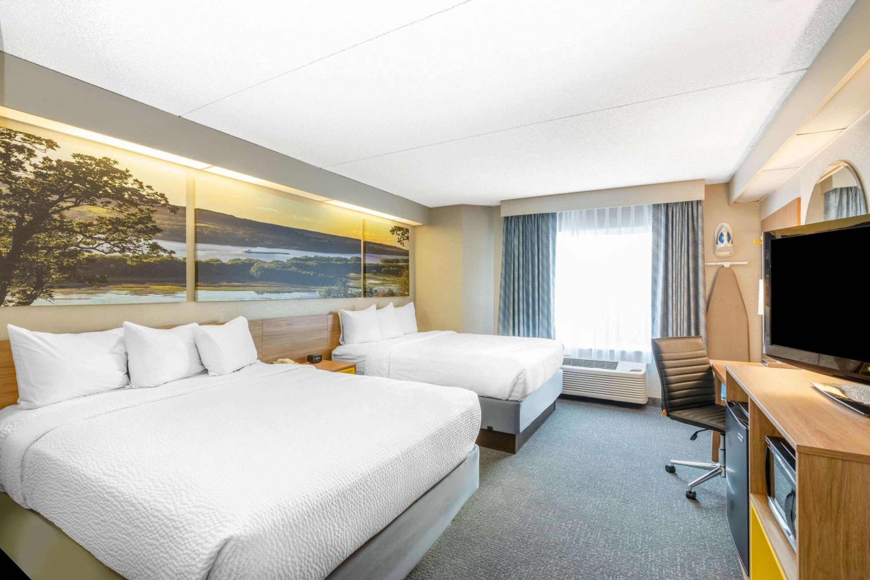 Business Queen Room with Two Queen Beds - Non-Smoking - Photo 1