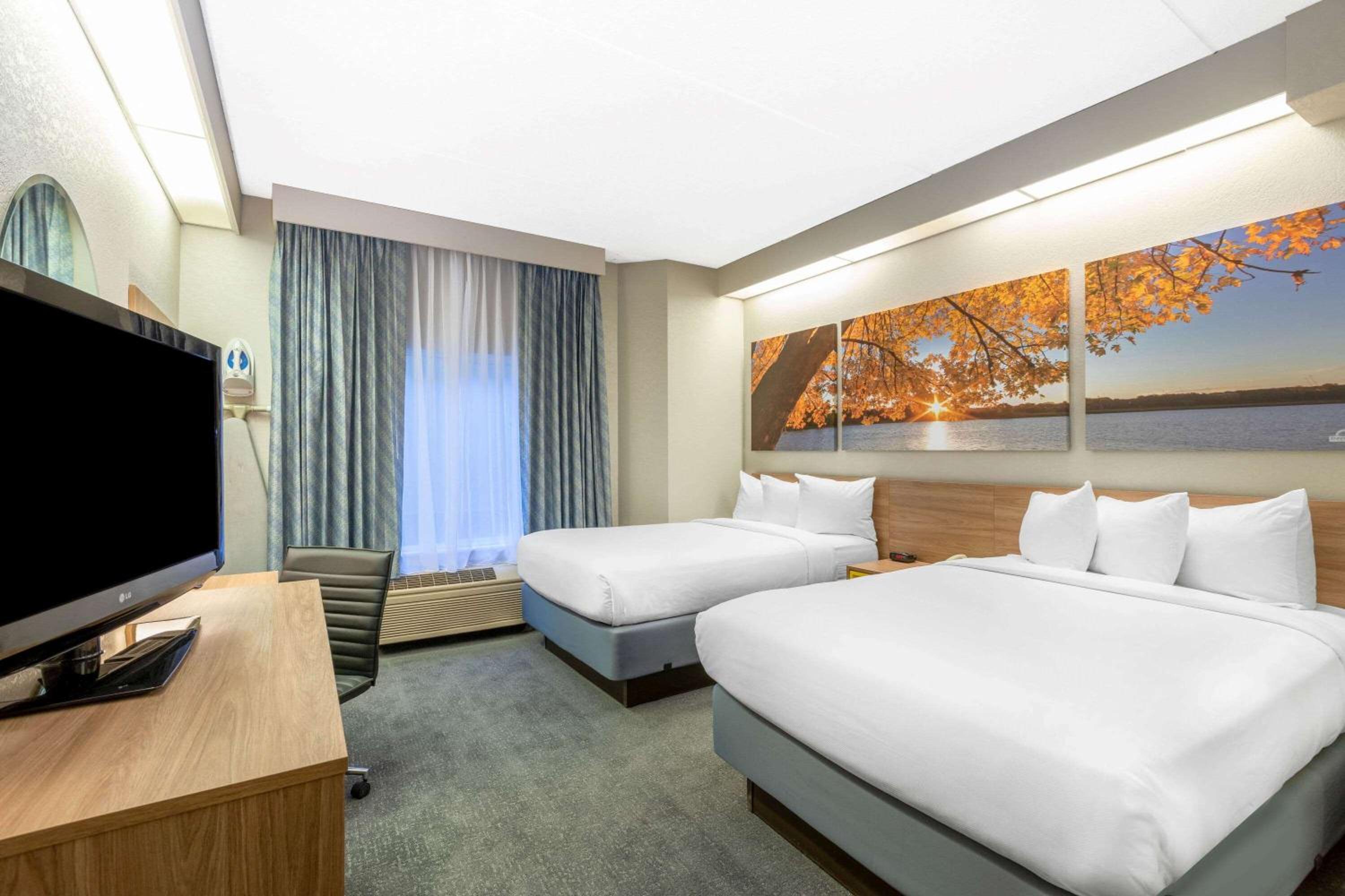 Business Queen Room with Two Queen Beds - Non-Smoking - Photo 4