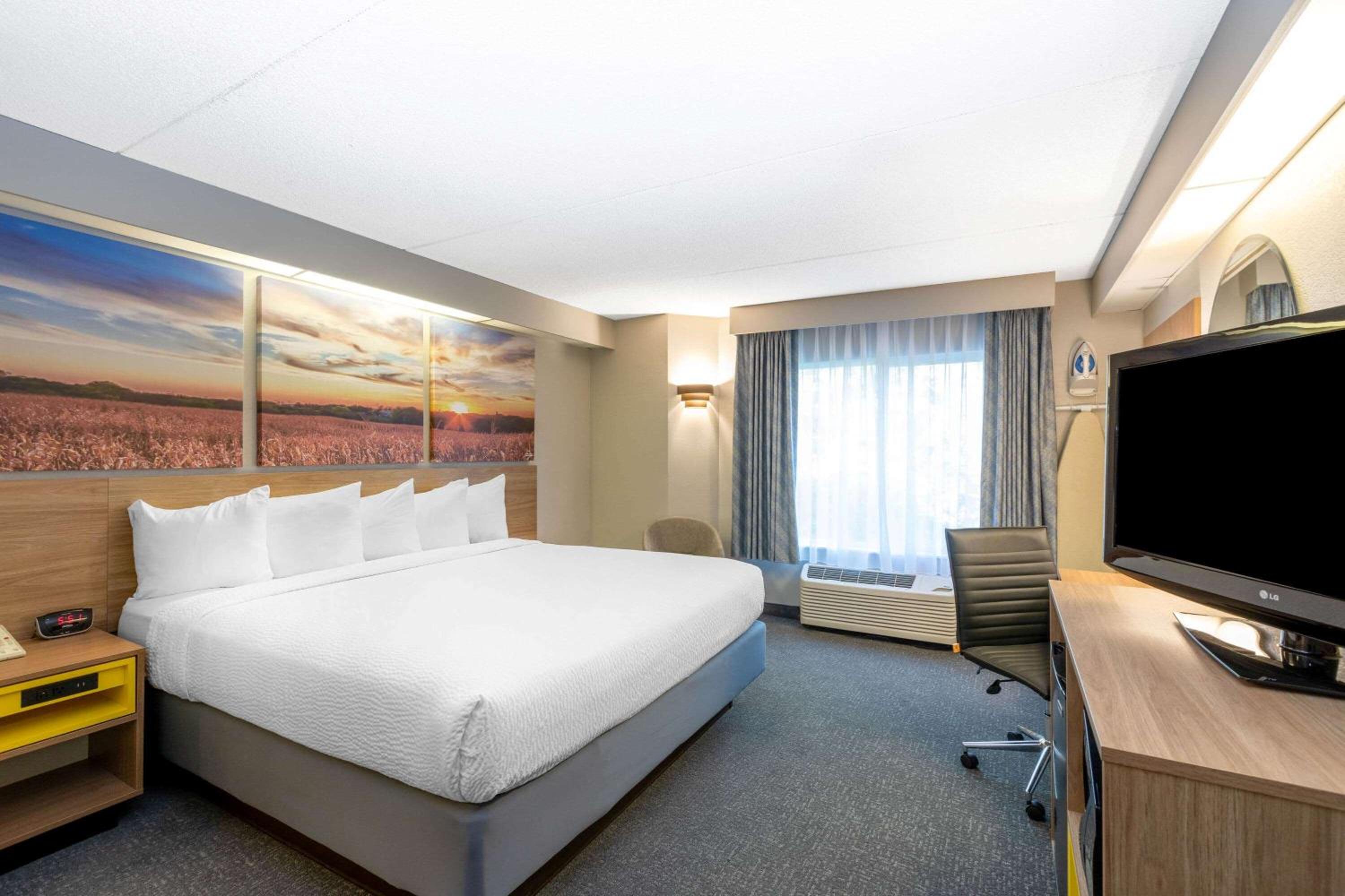 Standard King Room - Non-Smoking  - Photo 1