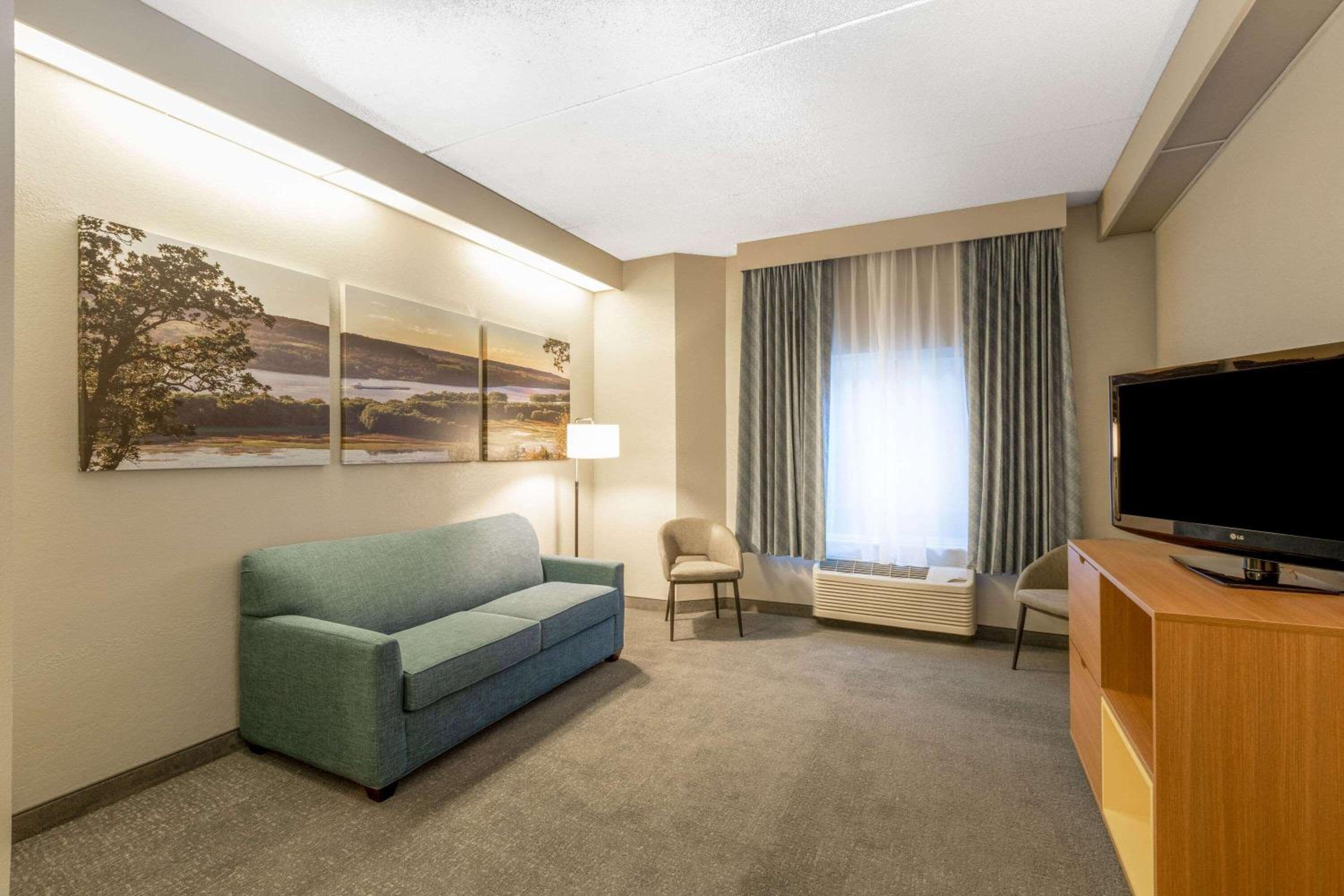 King Suite - Non-Smoking photo 3