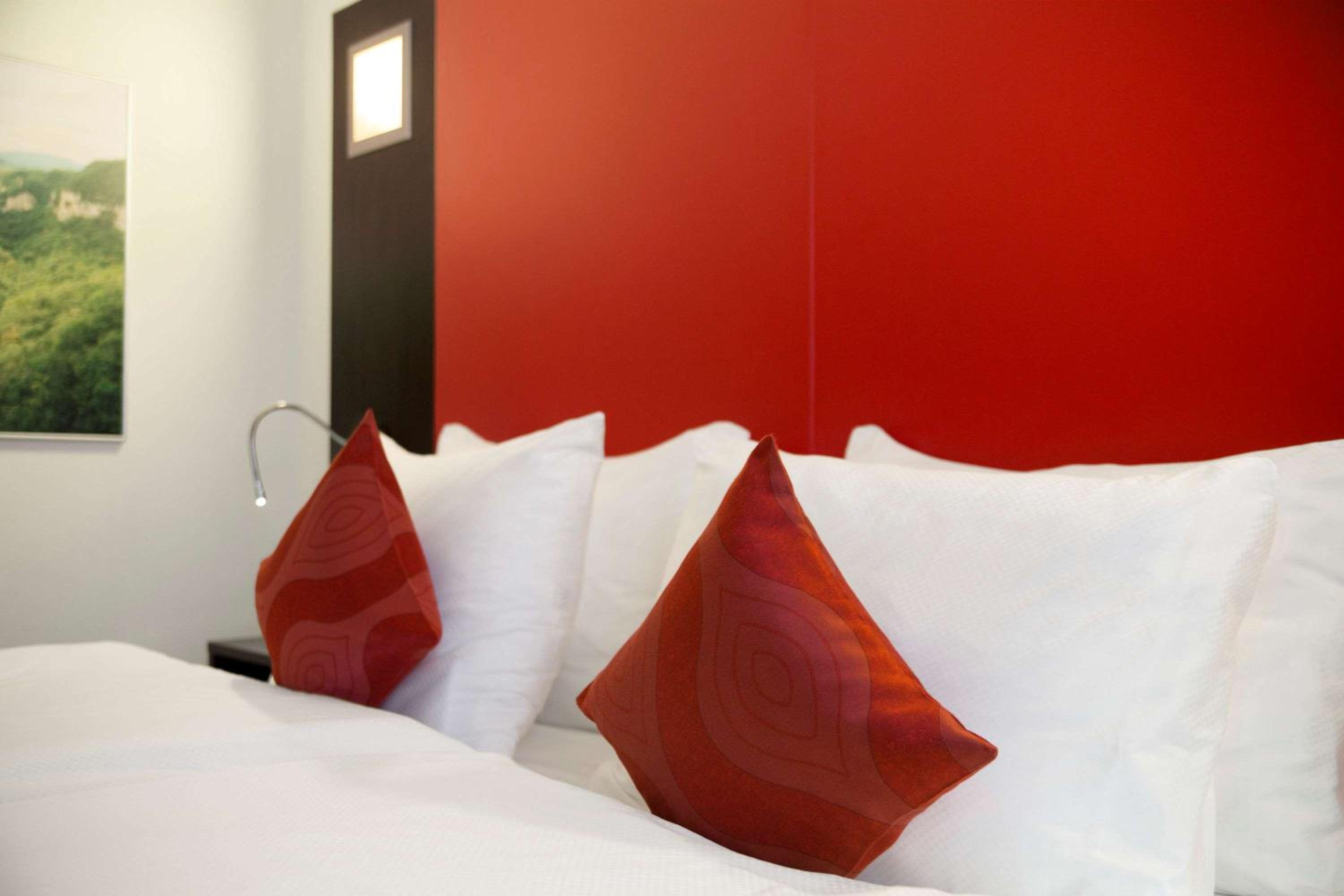 Business King Room with Sofa Bed - Non-Smoking - Photo 1
