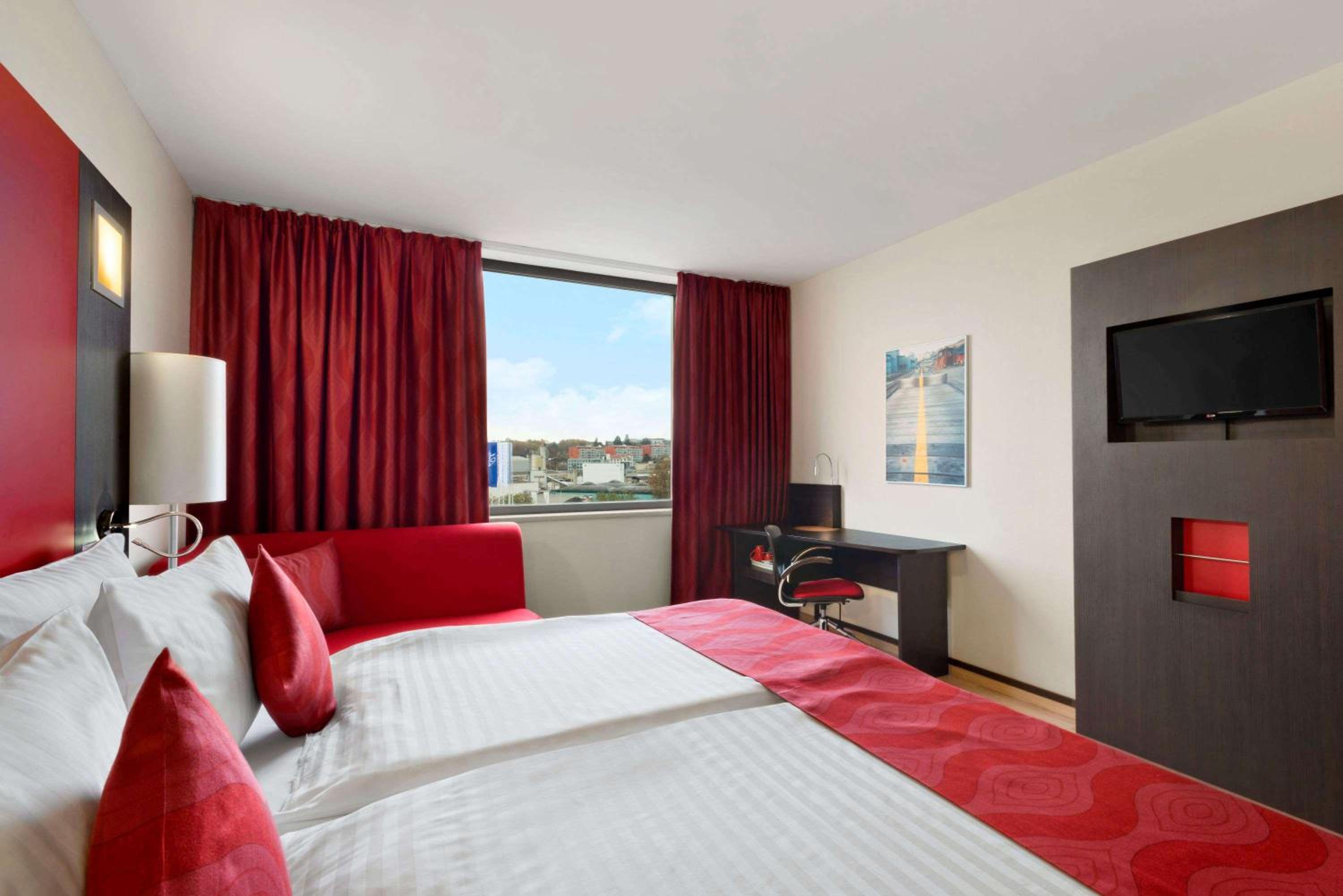 Business King Room with Sofa Bed - Non-Smoking - Photo 2