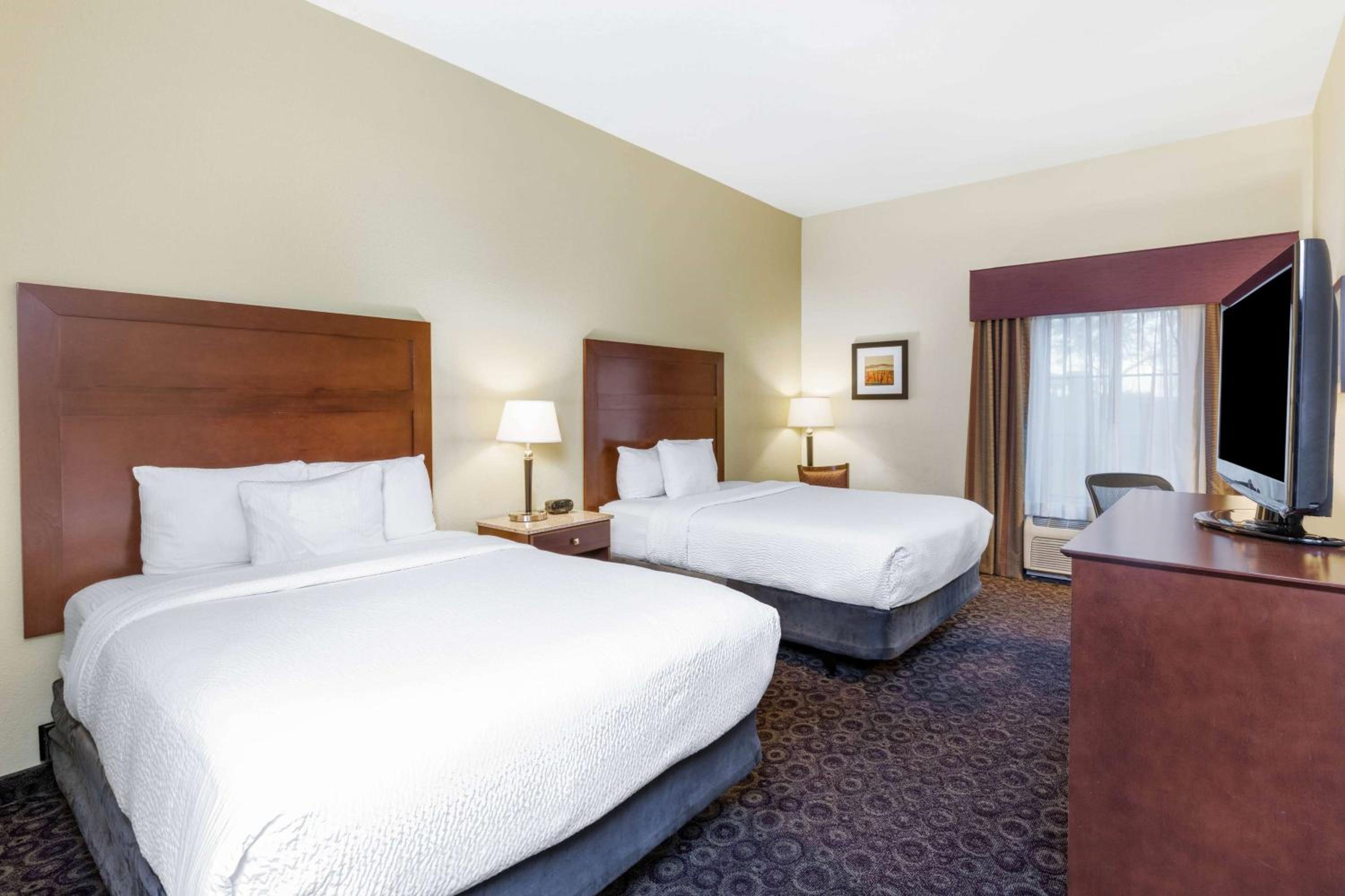 Queen Room with Two Queen Beds - Mobility Access/Non-Smoking - Photo 6