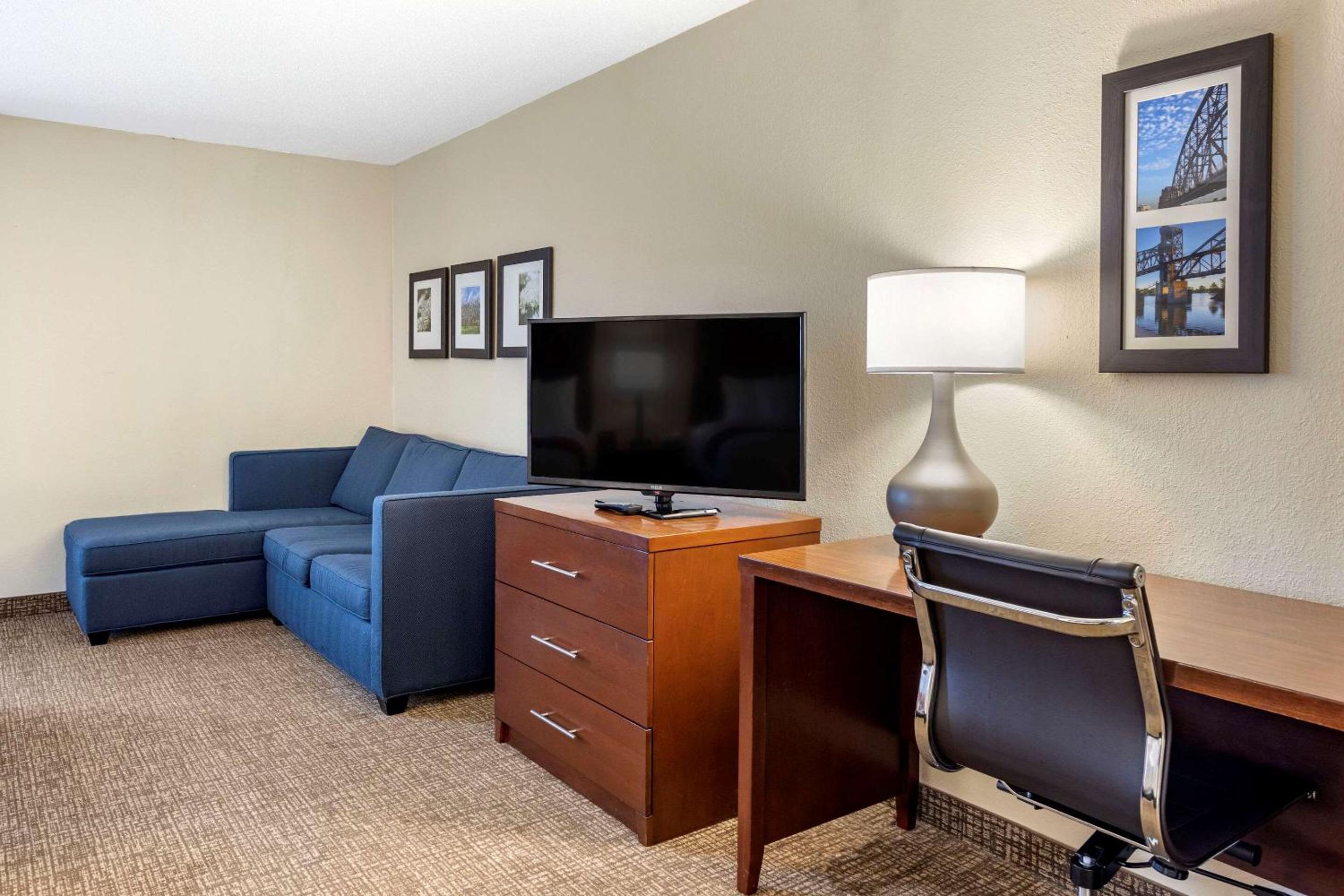 King Suite  with Two King Beds and Sofa Bed - Non-Smoking photo 3