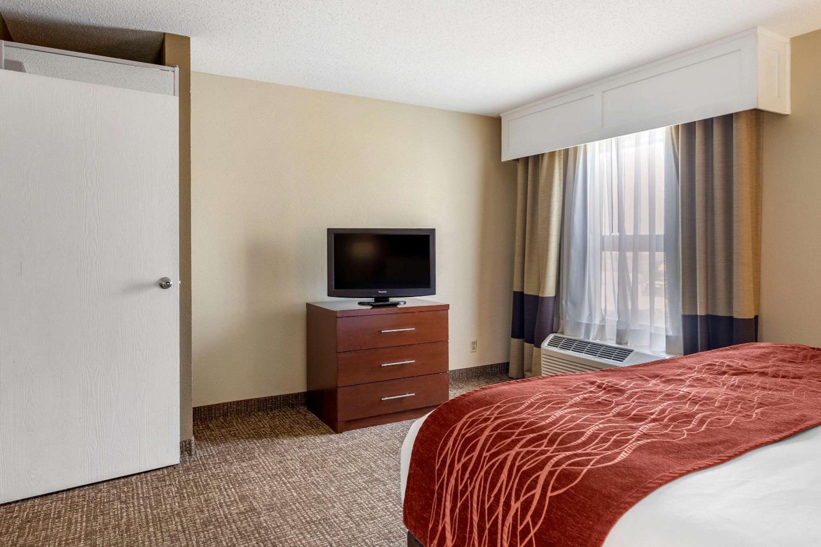 King Suite - Non-Smoking - Photo 3