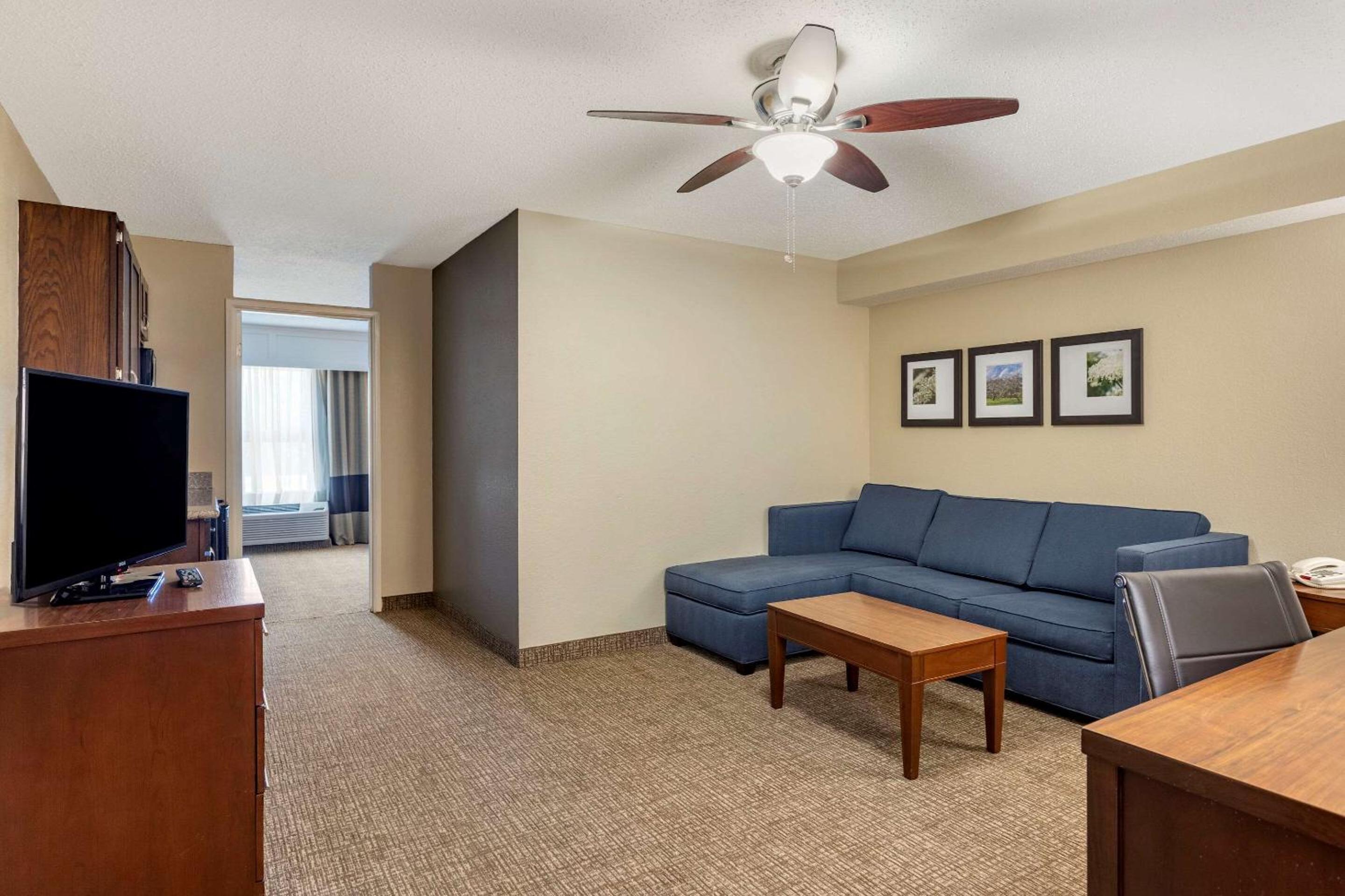 King Suite - Non-Smoking - Photo 4