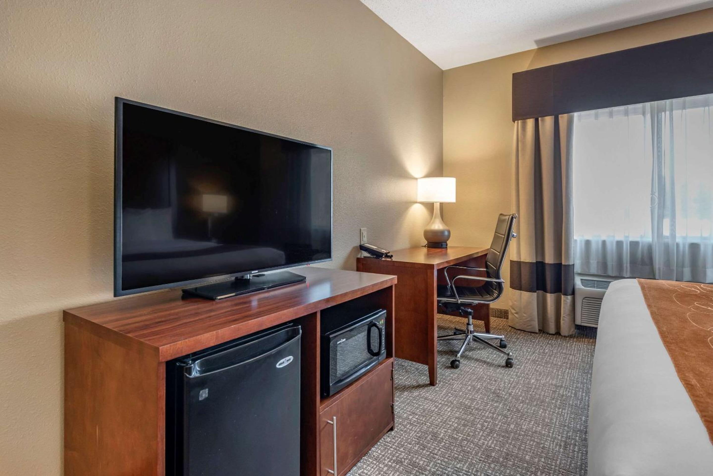 King Suite - Non-Smoking - Photo 7