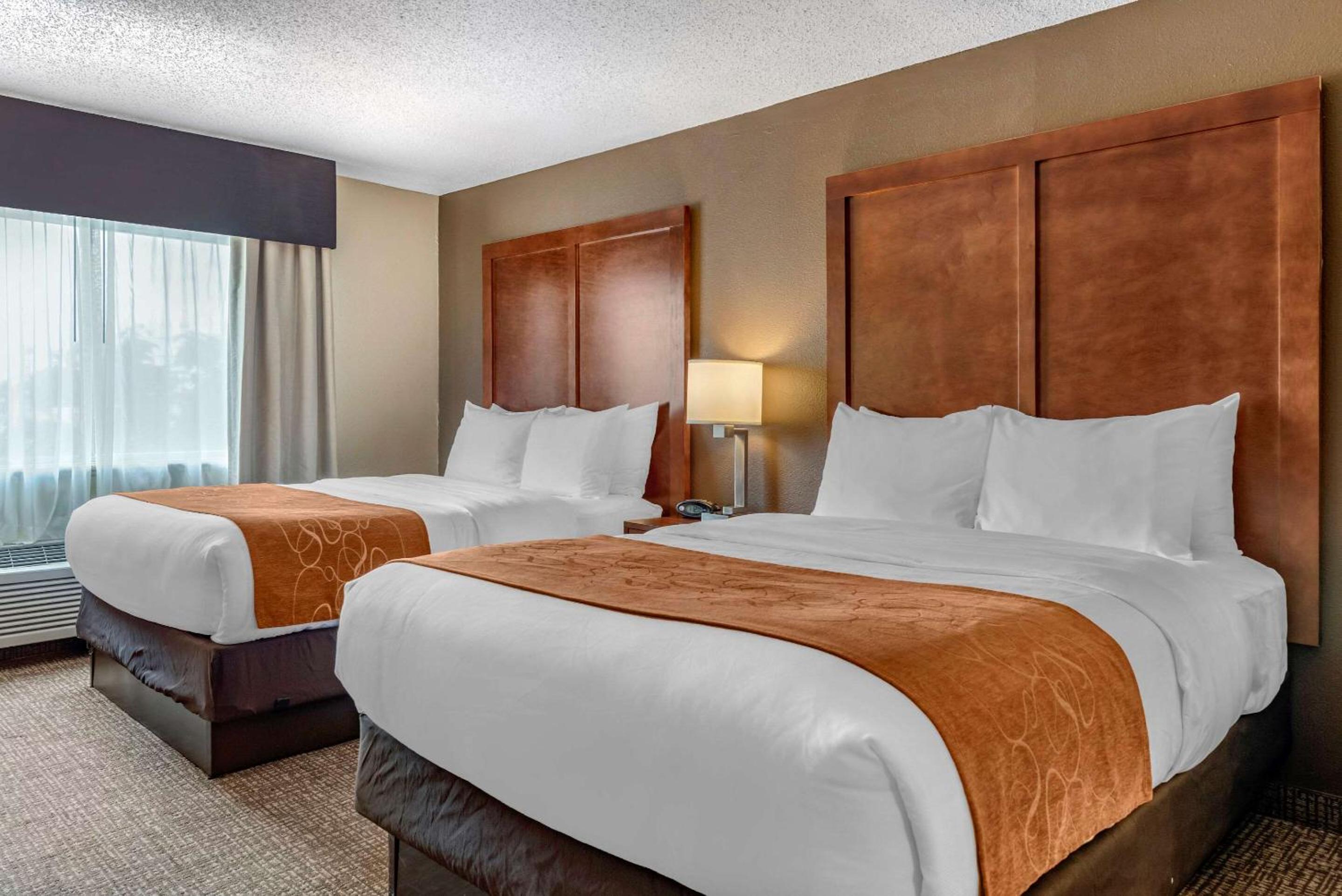 Queen Suite with Two Queen Beds - Non-Smoking - Photo 14