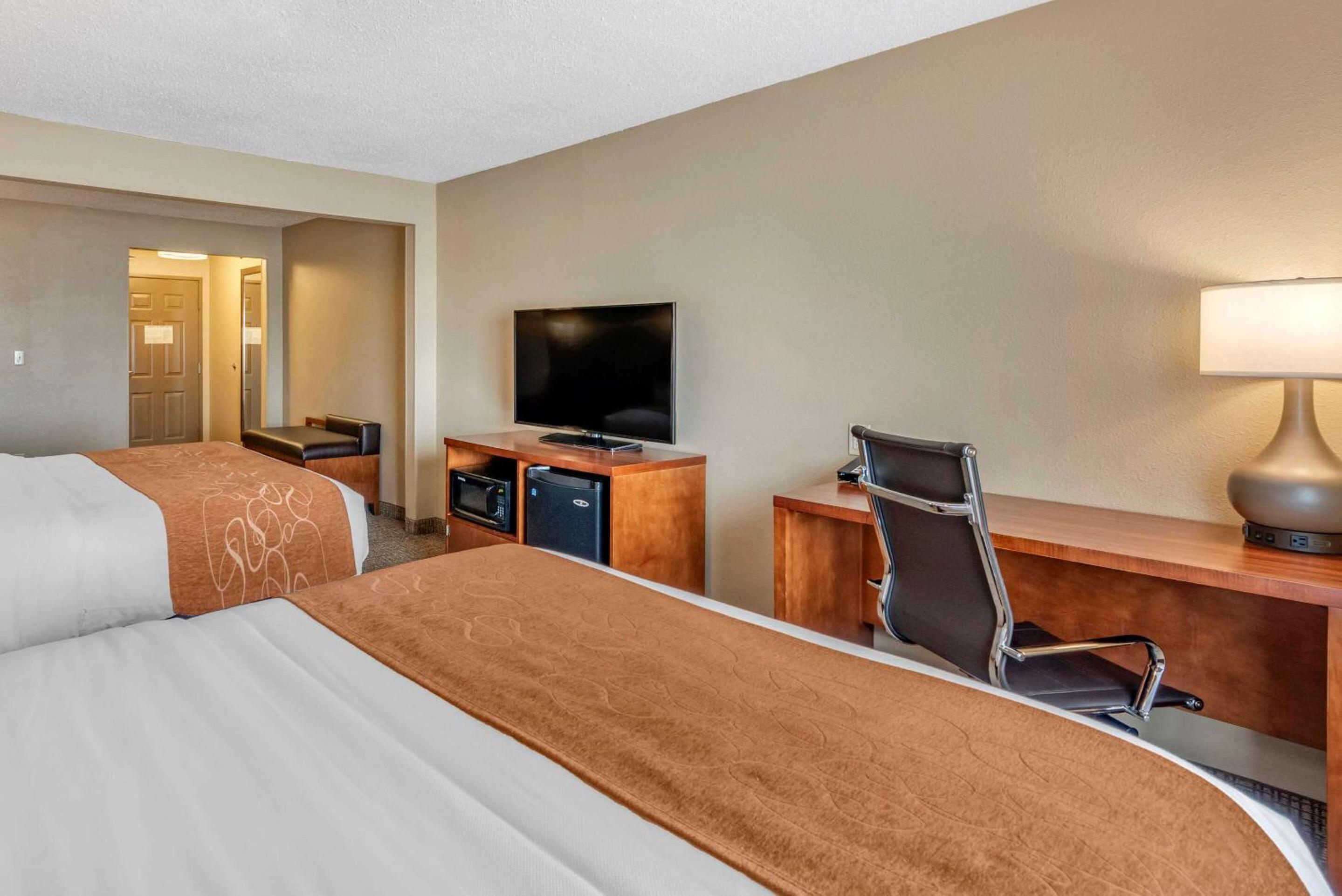 Queen Suite with Two Queen Beds - Non-Smoking - Photo 15